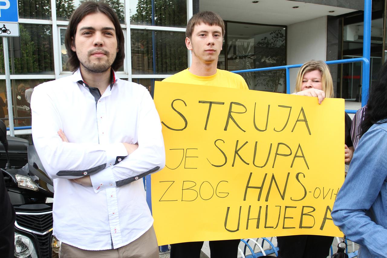 27.05.2015., Karlovac - Aktivisti Zivog zida na celu s Ivanom Viliborom Sincicem ispred zgrade HEP-a prosvjedovali protiv HEP-ove politike gasenja svjetla u Hrvatskoj. Uz 15-tak aktivista prosvjedu se odazvalo nekoliko gradjana kojima prijeti iskljucenje 