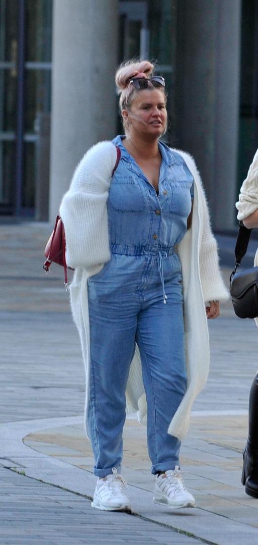 Kerry je sada u sretnoj vezi s Ryanom, koji je i njezin osobni trener, te su se i zaručili, a iza nje su tri propala braka nakon kojih je imala i velikih financijskih problema i nije imala novaca ni za plaćanje stanarine zbog čega je morala prodati džuboks vrijedan 16 tisuća funti koji je dobila na poklon od bivšeg supruga Briana McFaddena. - Džuboks je bio vrijedi oko 16 tisuća funti, ali morala sam ga prodati za 1900 funti. U tom trenutku nisam imala novaca za plaćanje stanarine. - otkrila je jednom.