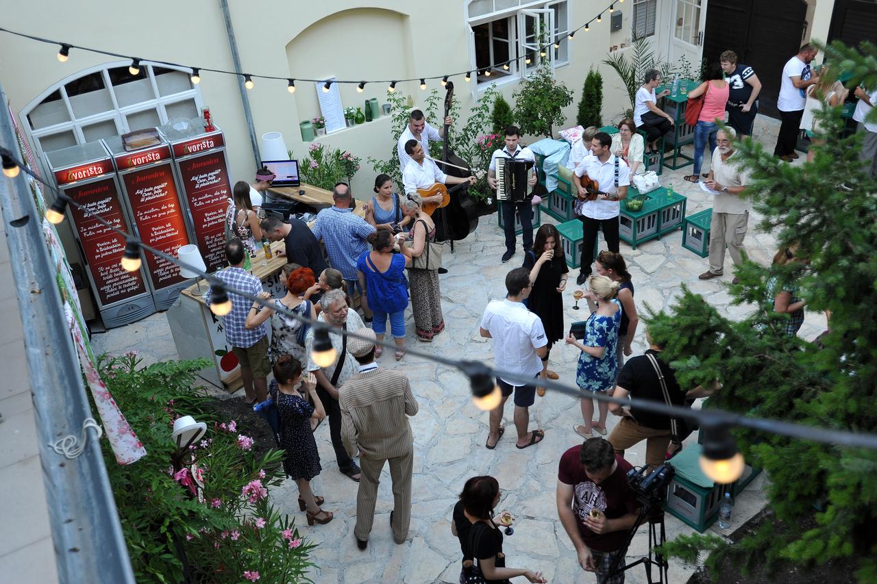 17.05.2015., Zagreb - U sklopu projekta Dvorista svako ima svoju pricu u dvoristu iz kultnog filma Tko pjeva zlo ne misli Kre?e Golika posjetitelji imaju priliku uzivati u opustenoj ljetnoj atmosferi uz zivu svirku i biranu eno/gastro ponudu.  Photo: Nina