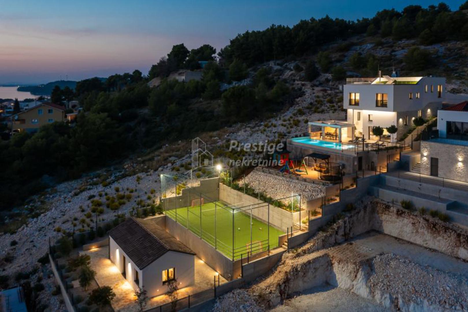 Na krovu se nalazi terasa s jacuzzijem, a na međuetažama su sauna, teretana, soba za bilijar, kotlovnica, spremište i praonica. Vila je opremljena solarnom elektranom, klimatizacijom i sustavom grijanja.

