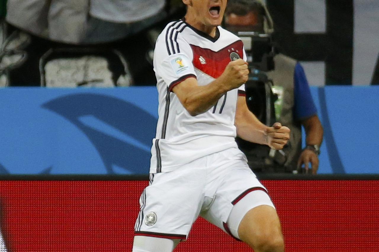 Germany's Miroslav Klose celebrates scoiring a goal against Ghana during their 2014 World Cup Group G soccer match at the Castelao arena in Fortaleza June 21, 2014.   REUTERS/Laszlo Balogh (BRAZIL  - Tags: SOCCER SPORT WORLD CUP)