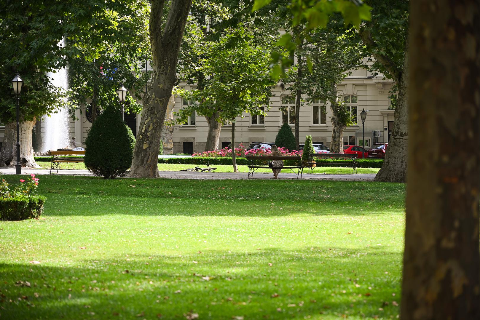 Godišnji odmori i velike vrućine ispraznili su popularno mjesto u hladovini, zagrebački park Zrinjevac.