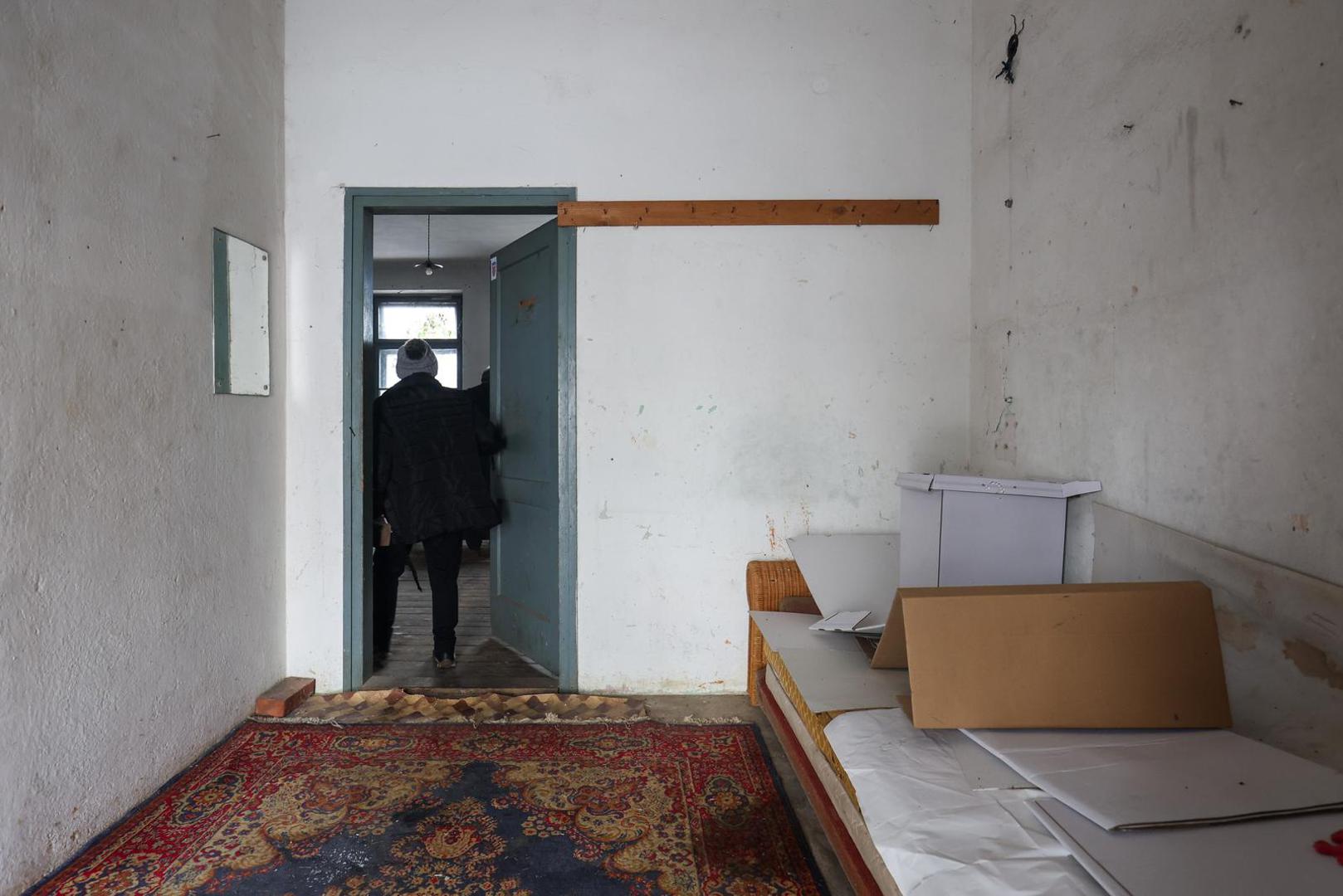 U Željeznom Žumberačkom glasa se u staroj školi koja pripada opčini Žumberak.