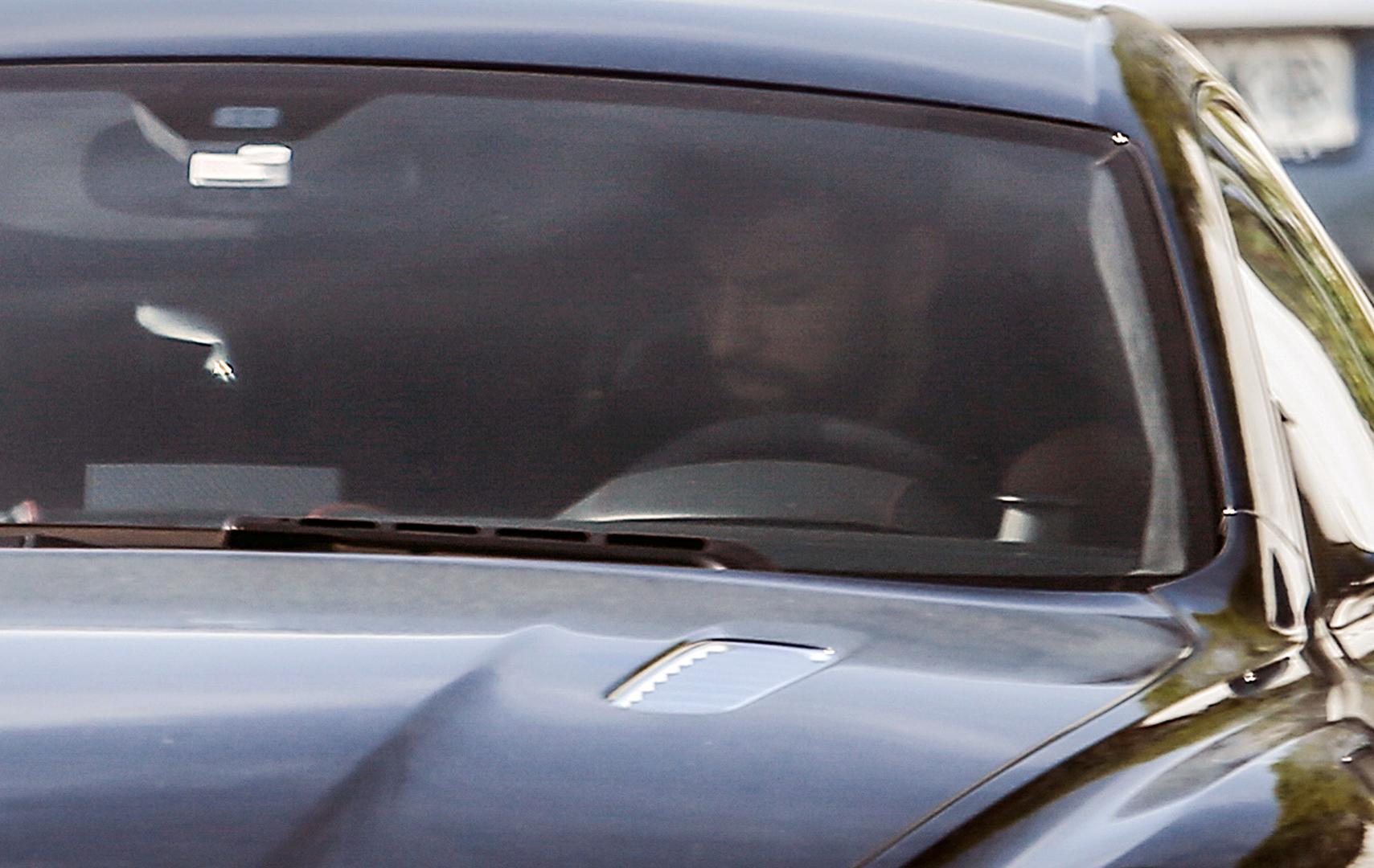 Paparazzi su jučer snimili nogometaša ispred njegove obiteljske kuće u kojoj živi sa Shakirom i sinovima Milanom i Sashom. 