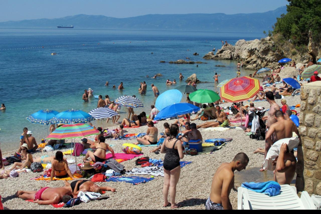 '09.07.2011. Rijeka - Mnogobrojni rjecani potrazili su osvjezenje od vrucine u moru na plazi u Kostreni. Photo: Goran Kovacic/PIXSELL'