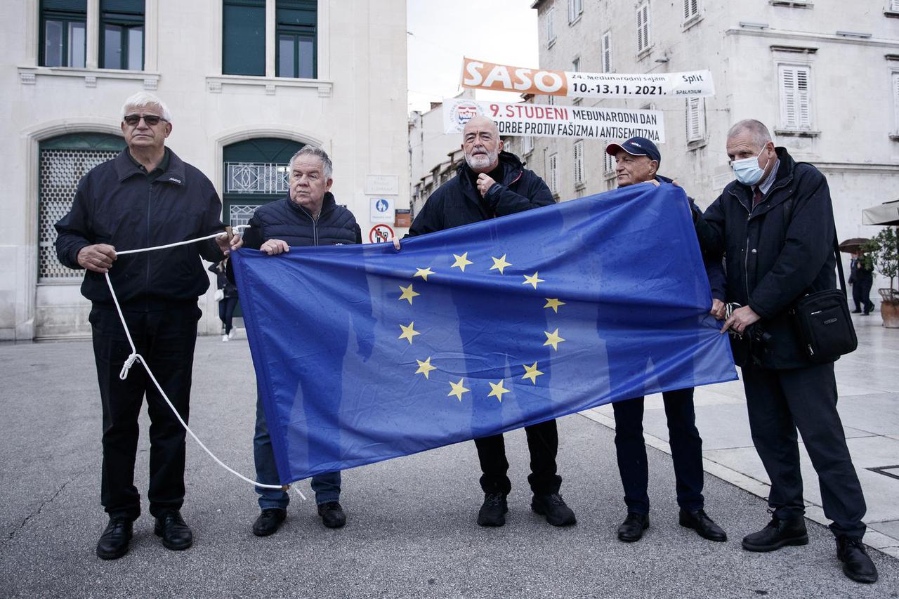Split: Članovi udruge Vedra okupili se povodom Dana antifašizma