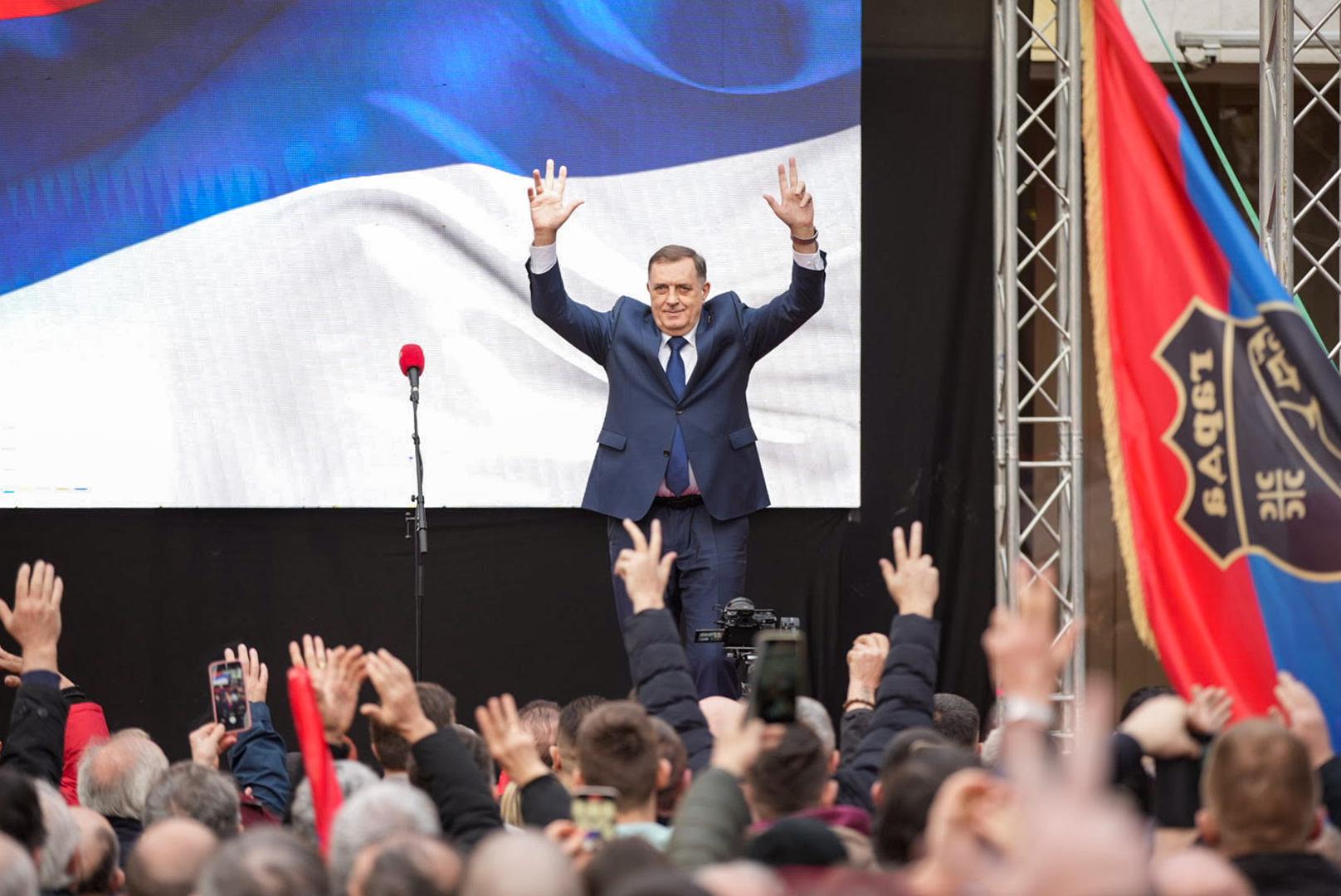 "Hvala vam svima pojedinačno, onima koji nisu mogli doći. Svima koji podržavaju RS koja ne zavisi od volje ikoga sa strane, nego od naše volje i naroda. To nas je naučila civilizacija, to nije moj hir, nije hir Schmidta. Imam poruku za Schmidta koju naš narod razumije", kazao je Dodik, a onda dignuo srednji prst. 