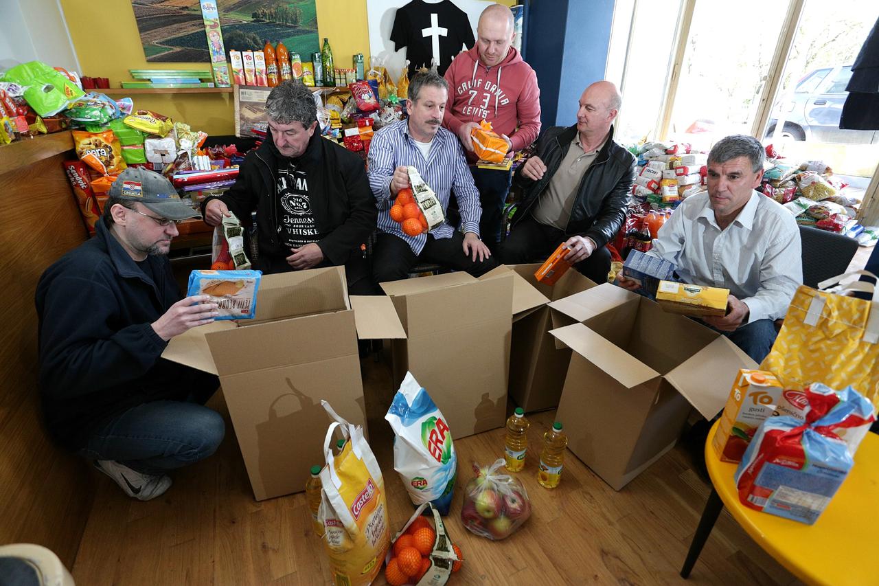 03.04.2015., Zagreb - Clanovi Udruge branitelja Domovinskog rata Dubrava pripremaju uskrsne pakete za siromasne obitelji u Dubravi.   Photo: Zarko Basic/PIXSELL