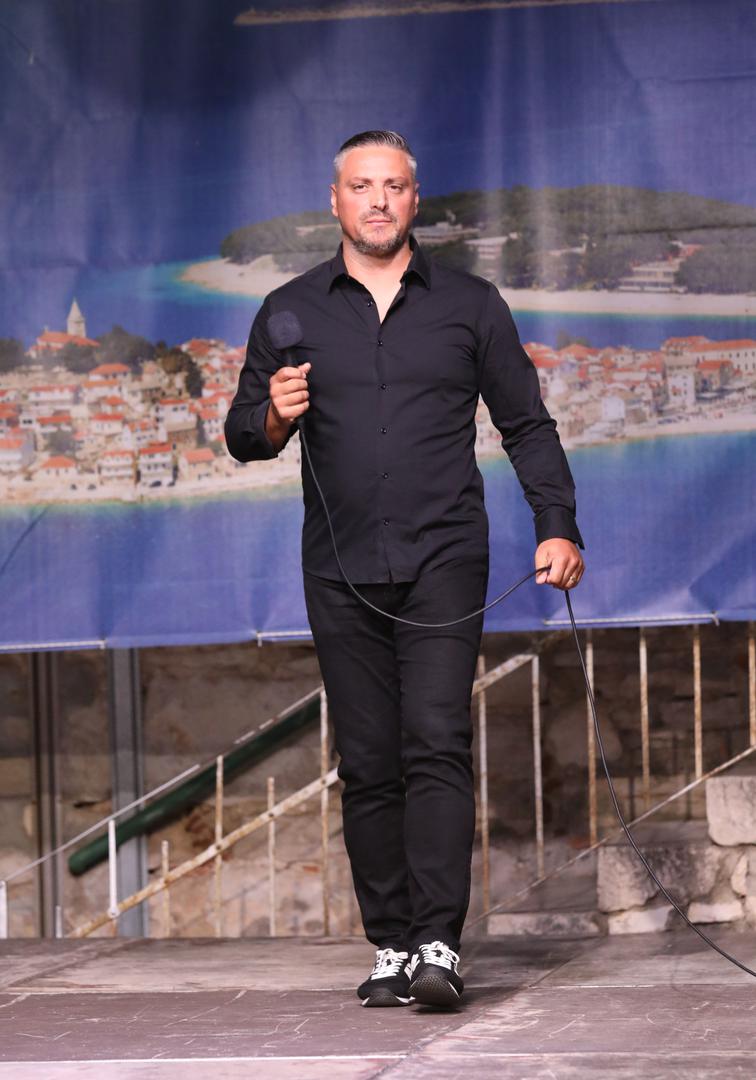 U braku su već 18 godina, a unatoč tome rijetko ih viđamo zajedno u javnosti. Ipak, Petar je jednom prilikom za magazin Story podijelio kako je započela njihova ljubavna priča.