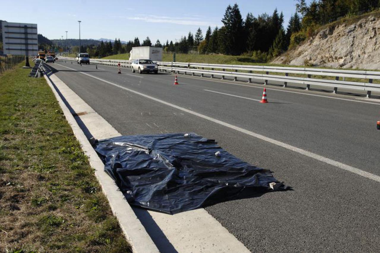 leš, mrtvo tijelo, ispao iz auta (1)