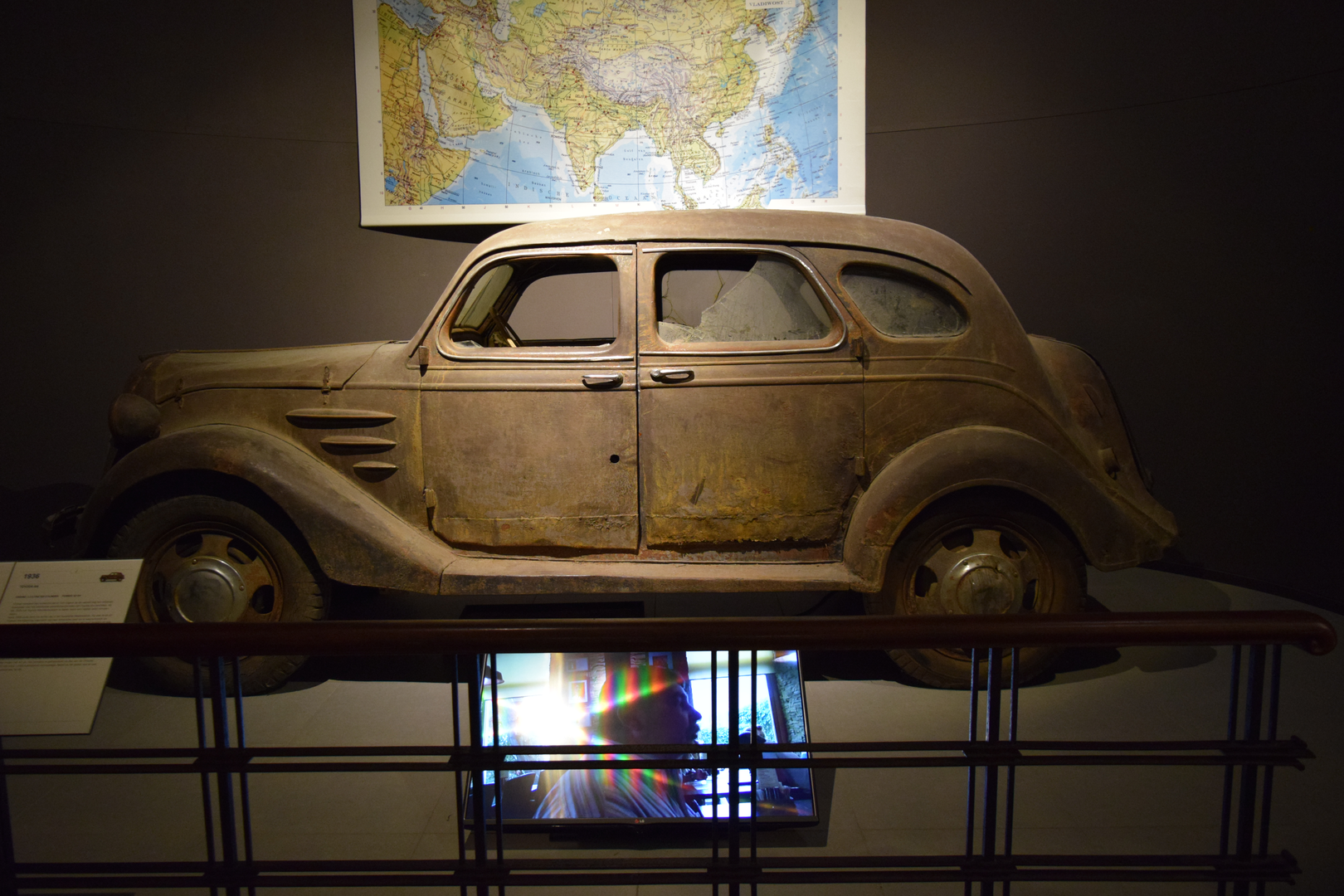 Toyoda AA iz 1936. najstarija je Toyota koja postoji. Louwman posjeduje original, dok je u Toyotinu muzeju u Japanu replika