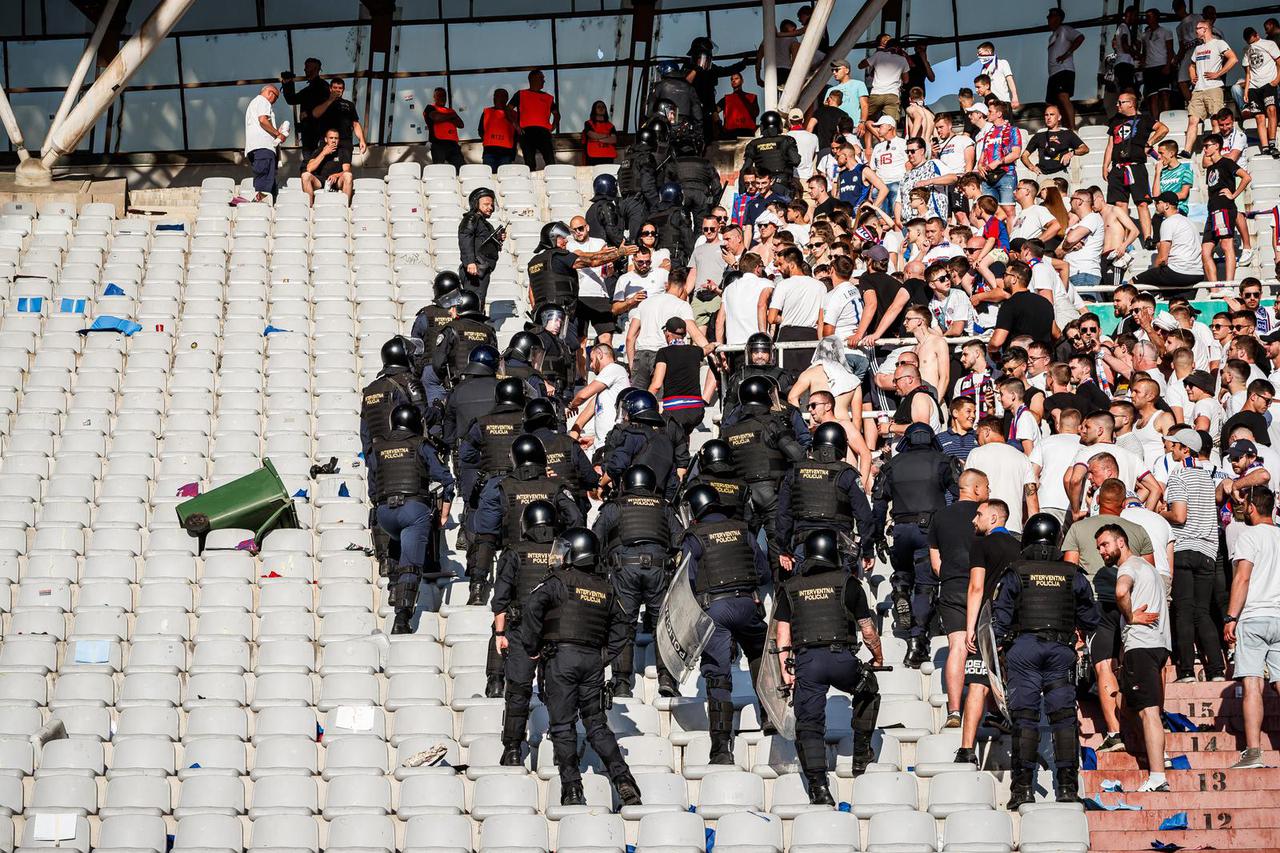 Split: Interventna policija ispratila "navijače" nakon utakmice Hajduk i Dinamo 