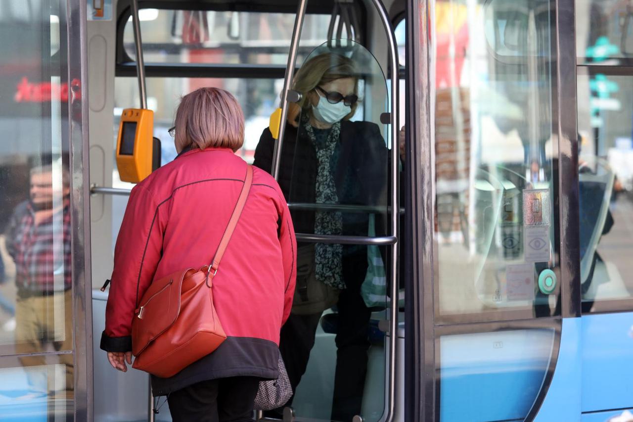Zagreb: Smanjen broj putnika u tramvajima, neki od njih nose zaštitne maske