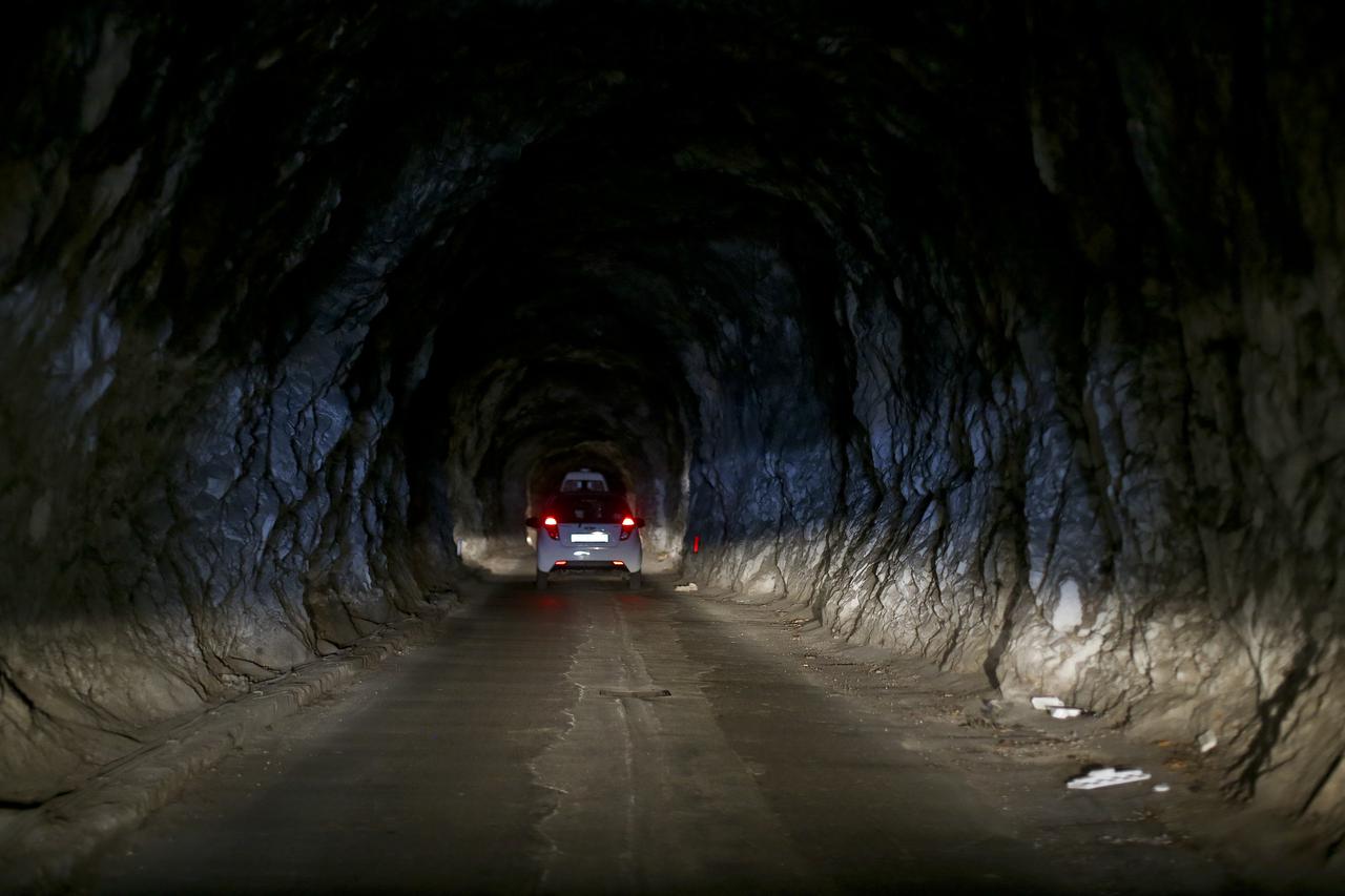 Tunel na otoku Hvaru koji povezuje Pitve i Zavalu