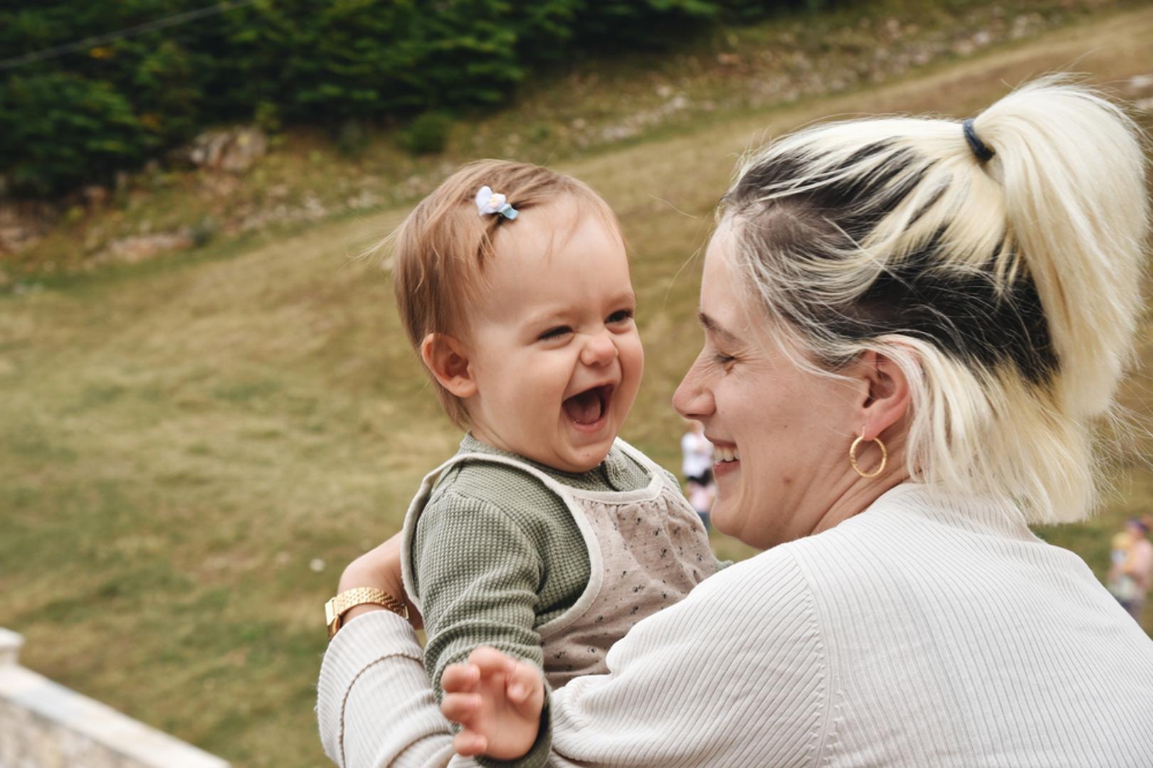 Naravno, najbolja teta ne postaje se samo rođenjem u određenom horoskopskom znaku, nego ljubavlju, prisutnošću i iskrenom povezanošću s djecom. Ipak, astrologija se rado poigrava idejom da su neki znakovi za tu ulogu jednostavno kao stvoreni. Ako u obitelji imate tetu Raka, Lava, Vagu ili Ribe, velika je vjerojatnost da već znate koliko ta posebna veza može biti dragocjena.
