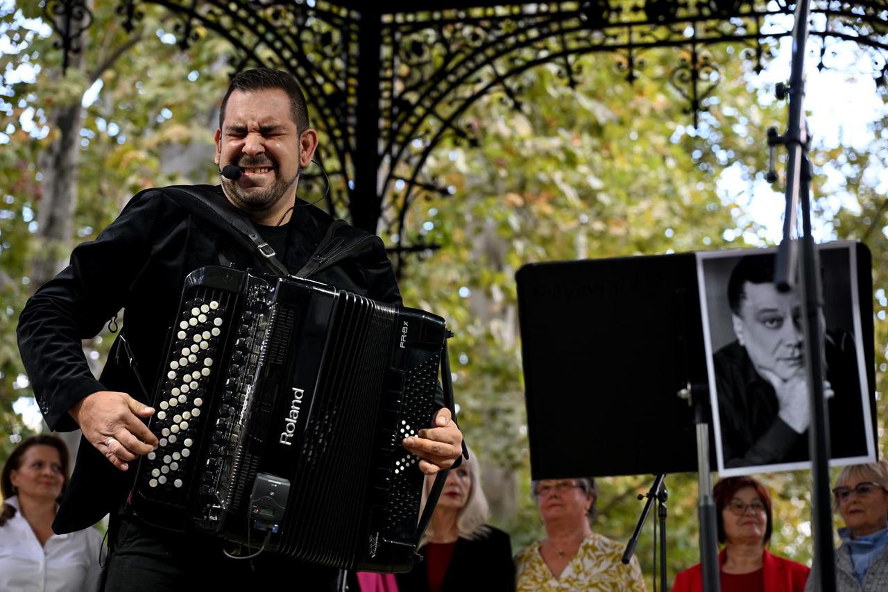 Zagreb: Brojni građani se okupili na Zrinjevcu u čast Halida Bešlića