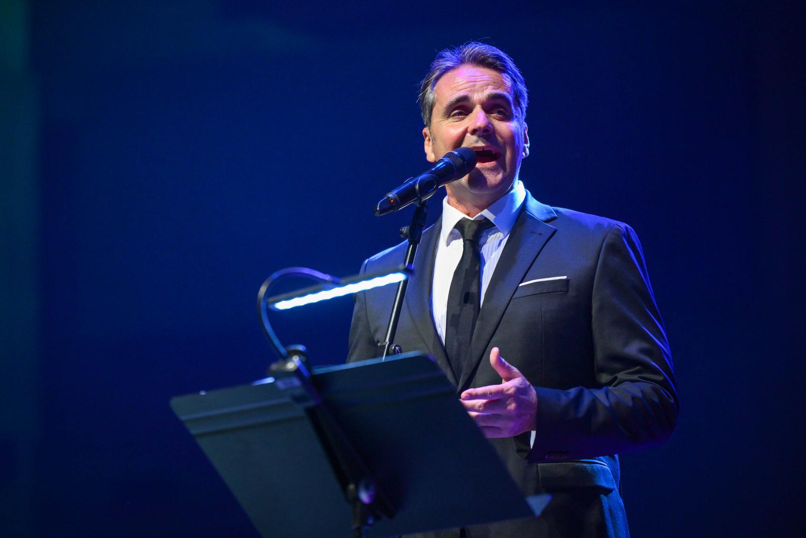 Đani Stipaničev emotivno je izveo "Gethsemane", a Filip Hozjak podsjetio je na klasike domaće scene s pjesmom "Ostala si uvijek ista". Dvoranom su se uglas pjevale i "Golubovi", "Mirno spavaj ružo moja" i "Ne diraj moju ljubav".