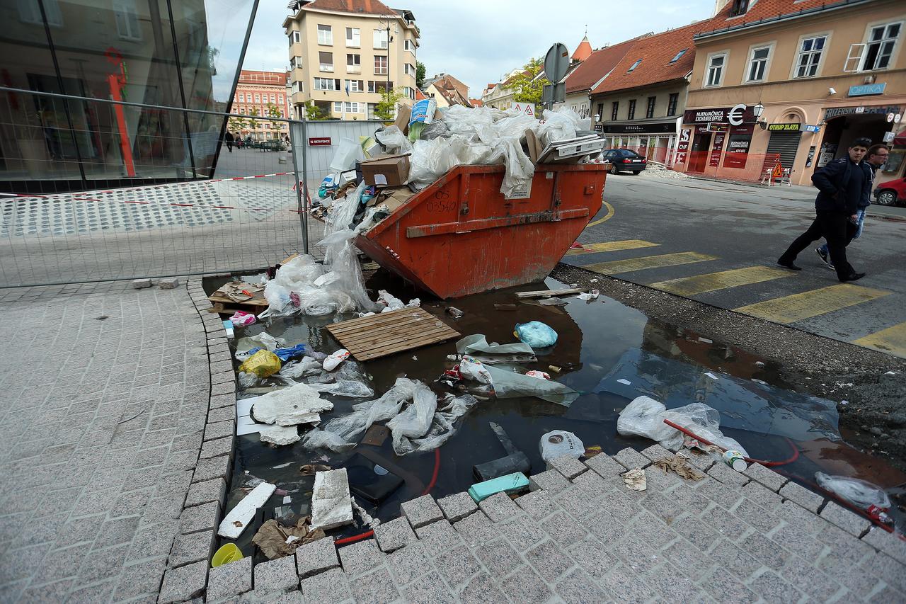 28.04.2014., Zagreb - Velika kolicina smeca koja ispada iz kontejnera stoji vec danima na uglu Vlaske i Kurelceve ulice. Photo: Sanjin Strukic/PIXSELL