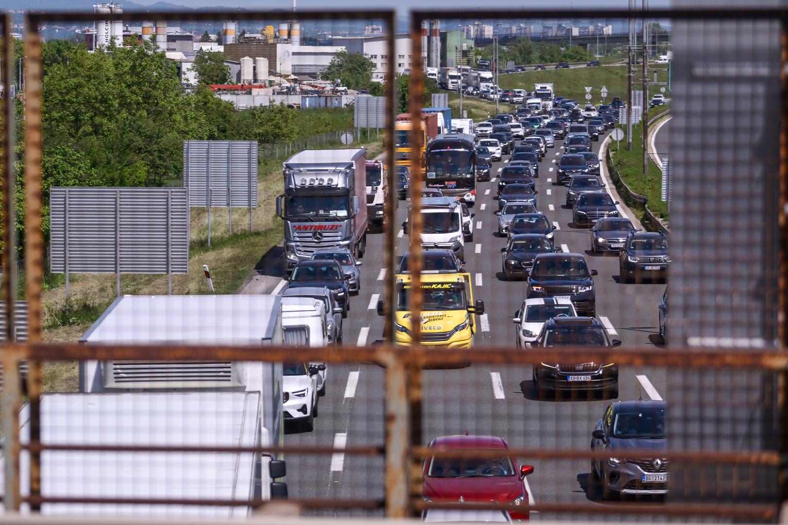 Mnogi građani odlučili su iskoristiti blagdan za kraći odmor, što je dodatno opteretilo izlaze iz grada i glavne autocestovne pravce.