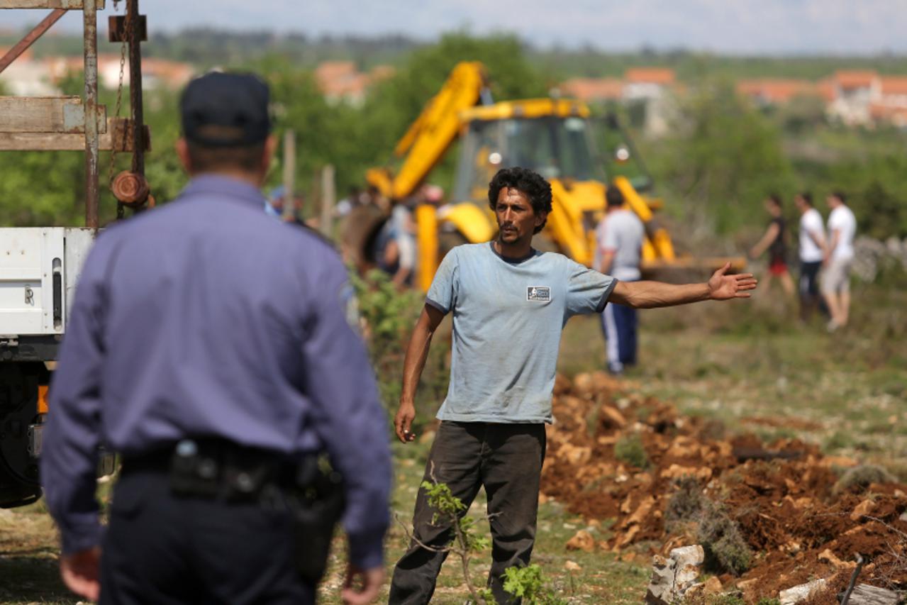\'01.05.2012., Skabrnja - Prosvjed mjestana Skabrnje zbog Roma koji su kupili poljoprivredno zemljiste te se naselili u Skabrnji gdje se bave sakupljanjem sekundarnih sirovina. Skabrnjanci su ogorceni