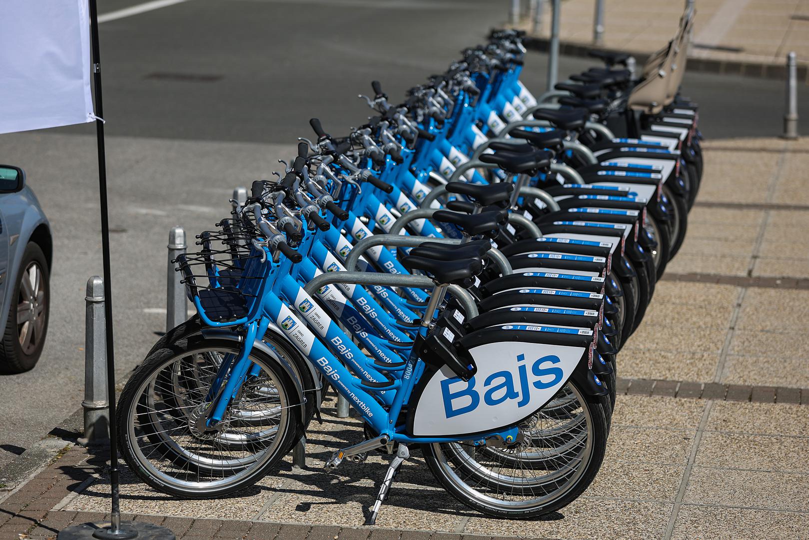 Pet stotina bicikala postavljeno je na 40 stanica širem centru grada, uz neke iznimke, a do kraja listopada će biti puni kapacitet. Odnosno, a 180 lokacija će biti postavljeno 2000 Bajsova, rekao je gradonačelnik Tomislav Tomašević dodajući kako postoji i mogućnost povećanja kapaciteta bicikala na 3000. 