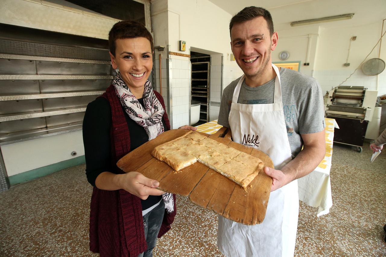 01.02.2016., Samobor, Rude - Obiteljska pekarnica vec 25 godina proizvodi i pece tradicionalne kolace, rudarsku greblicu, pite od sira, strudle od jabuka, krafne, kruh i peciva, a odnedavno proizvodi i domace jusne rezance od domacih jaja. Supruznici Jele