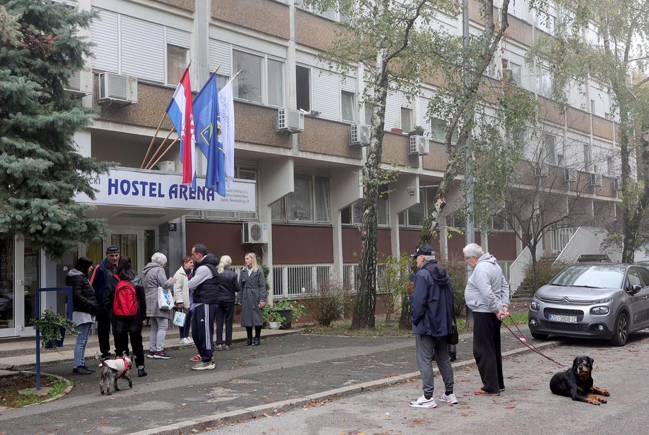 Zagreb: Tri godine nakon potresa u Zagrebu i dalje žive u hostelu Arena