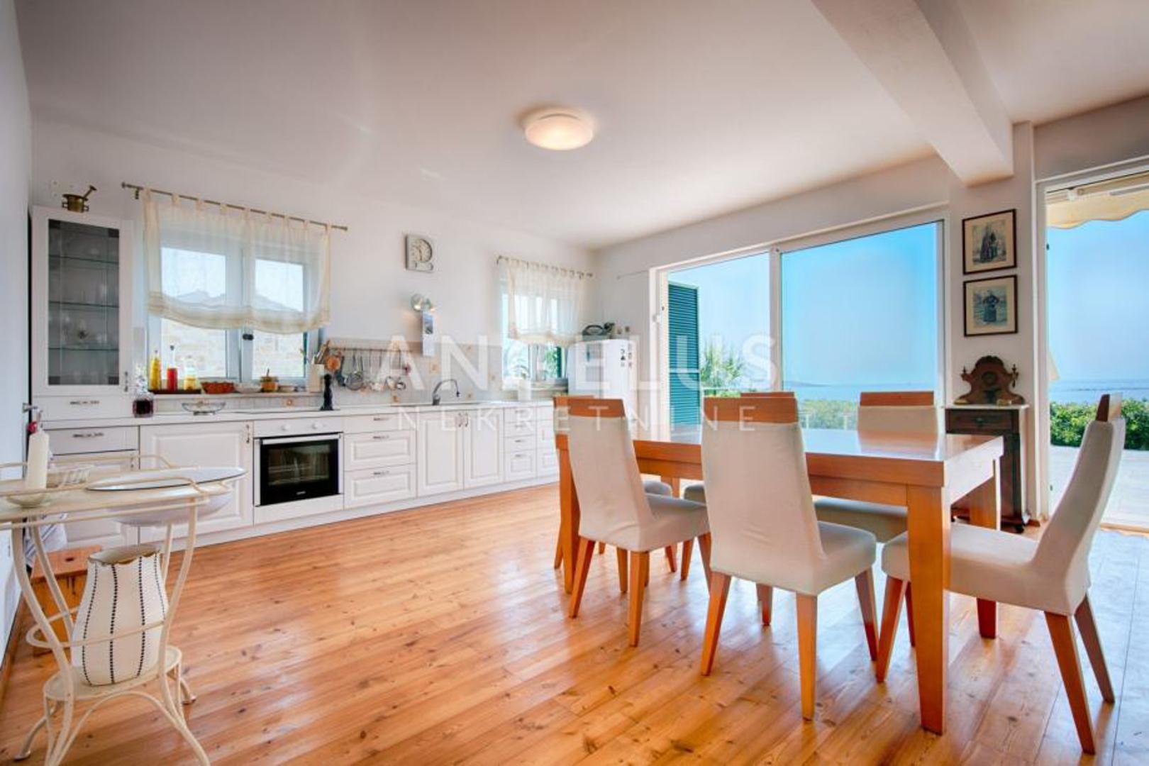  Nekretnina se nalazi na parceli od 580 četvornih metara i smještena je u prvom redu do mora s privatnim pristupom plaži. Prodajna cijena iznosi 1,2 milijuna eura.
