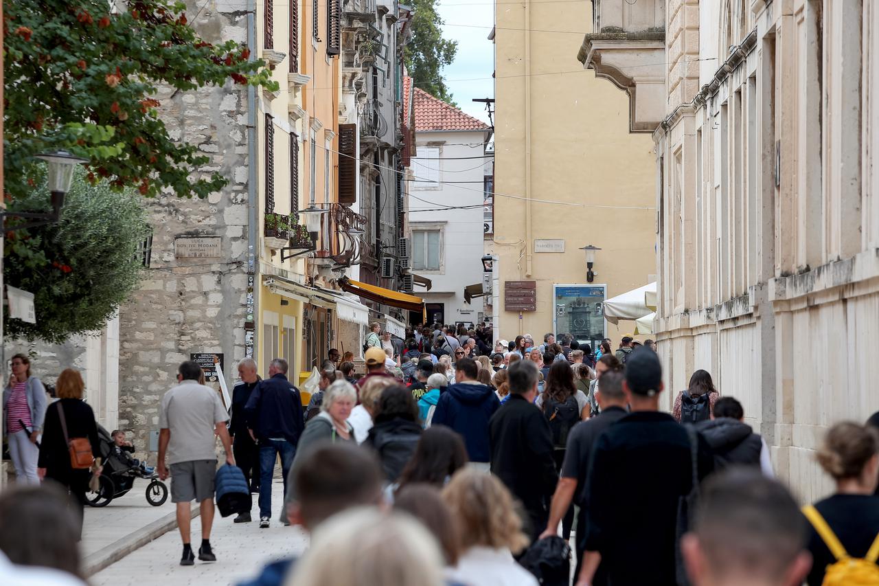 Zadar: Veliki broj turista u šetnji gradom