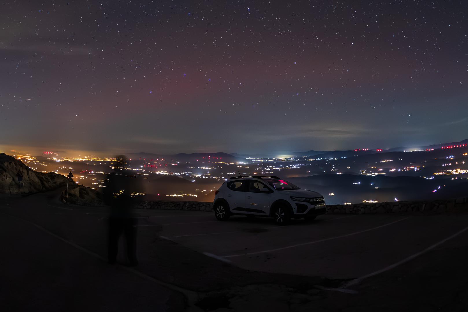 Sinoćnja geomagnetska oluja, jedna od najintenzivnijih posljednjih godina, osim što je izazvala poteškoće u tehnološkim sustavima diljem svijeta, priredila je i nezaboravan svjetlosni spektakl na nebu. Aurora borealis, pojava koja se u pravilu vidi samo na krajnjem sjeveru, sinoć je obasjala i nebo iznad Biokova.

