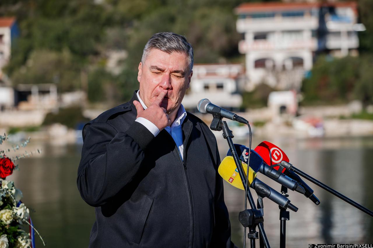 Drvenik Veli: Predsjednik Zoran Milanović položio je vijenac na spomen obilježju “Majka Domovina”