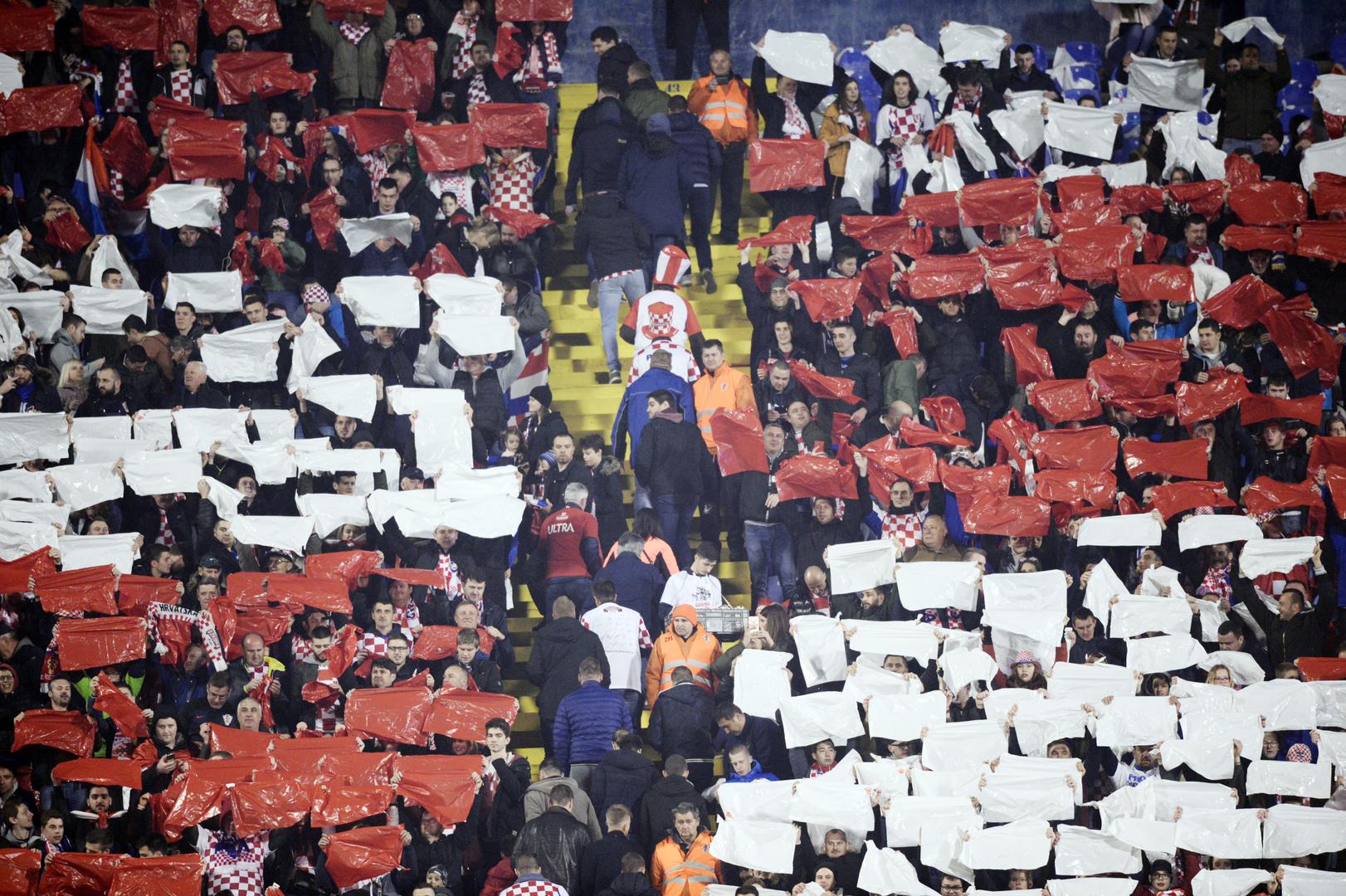 Istok Maksimira uoči utakmice izgledao je impresivno - navijači su podignuli crveno-bijele kvadratiće i tako obojali tribinu.