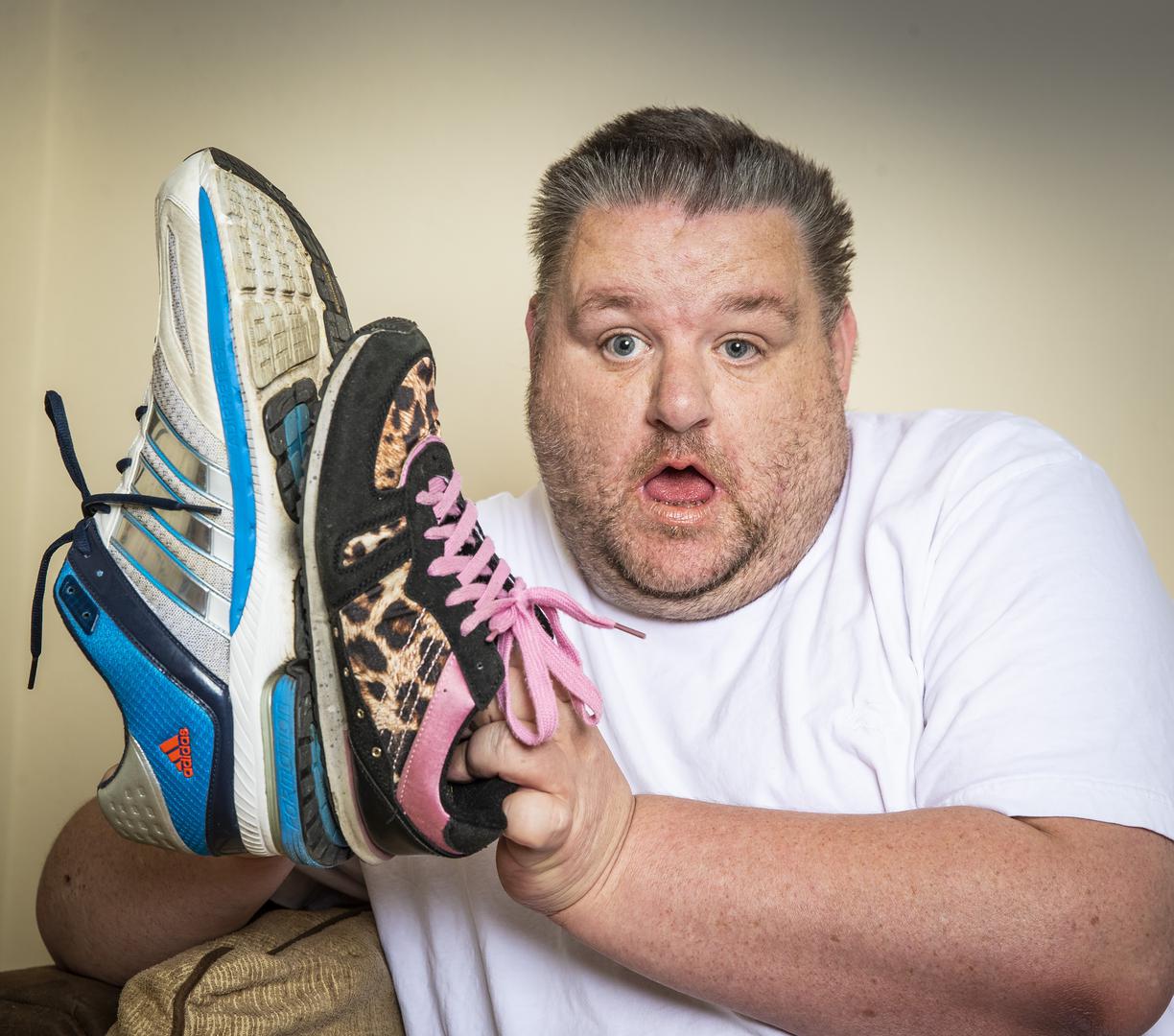 David Henderson ima veliki problem s pronalaženjem pristojne obuće u kojoj bi se potencijalno mogao pojaviti na intervjuima. 