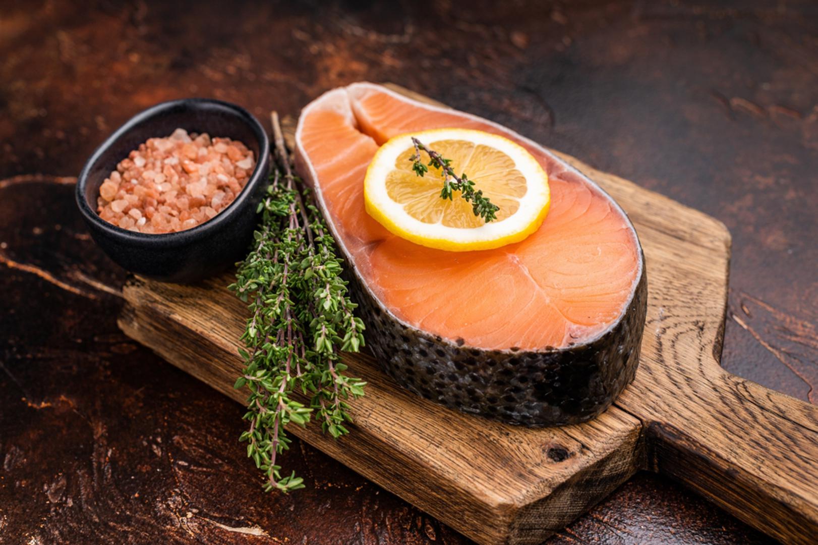 Masna riba: Losos, sardina, skuša i slične masne ribe poznate su po visokom udjelu omega-3 masnih kiselina, važnih za moždane funkcije i pamćenje. Te masnoće pomažu u 'komunikaciji' među moždanim stanicama i podržavaju koncentraciju. Dovoljno ih je jesti nekoliko puta tjedno kako bi mozak imao redovitu nutritivnu podršku.