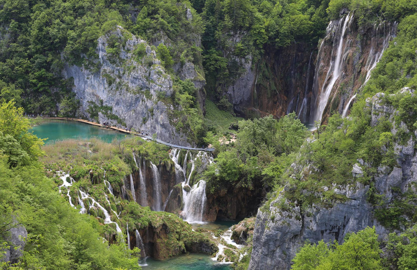 Europeanbestdestinations.com sastavio je popis deset najboljih nacionalnih parkova u Europi, ističući jedinstveni šarm i prirodna čuda koja svaki park nudi. Na vrhu popisa su Plitvička jezera, poznata po svojim zapanjujućim slapovima. Smještena između planinskog lanca Male Kapele na zapadu i sjeverozapadu i planinskog lanca Ličke Plješivice na jugoistoku, Plitvička jezera su raj za ljubitelje prirode.