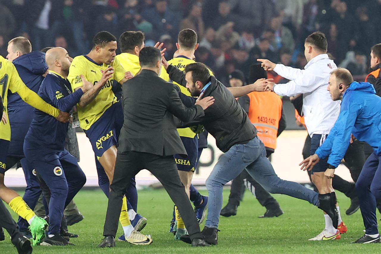 Igrače Fenerbahcea napali navijači rivala Trabzonspora