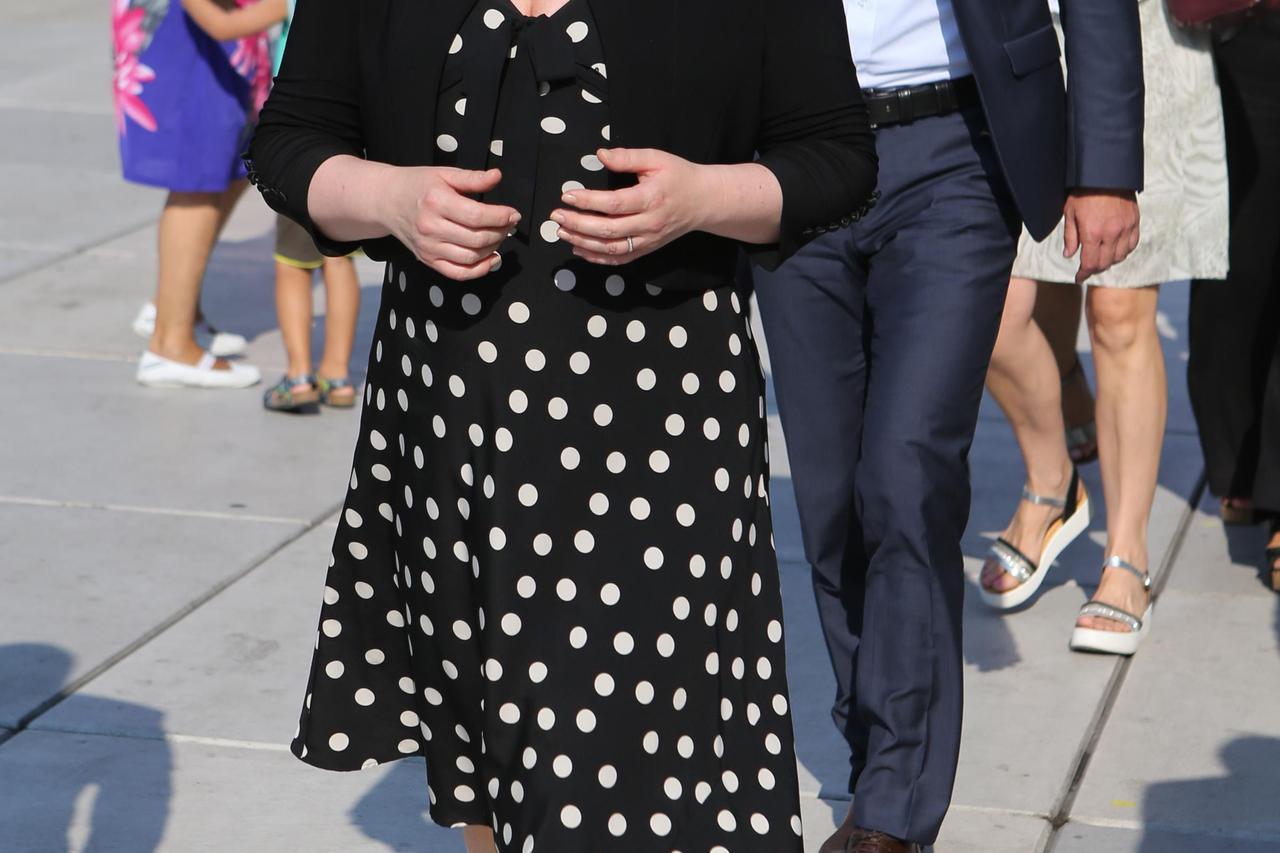 10.08.2015., Split - Predsjednica Kolinda Grabar-Kitarovic uoci pocetka svojih uredskih obaveza u drustvu zupana Zlatka Zevrnje prosetala rivom.  