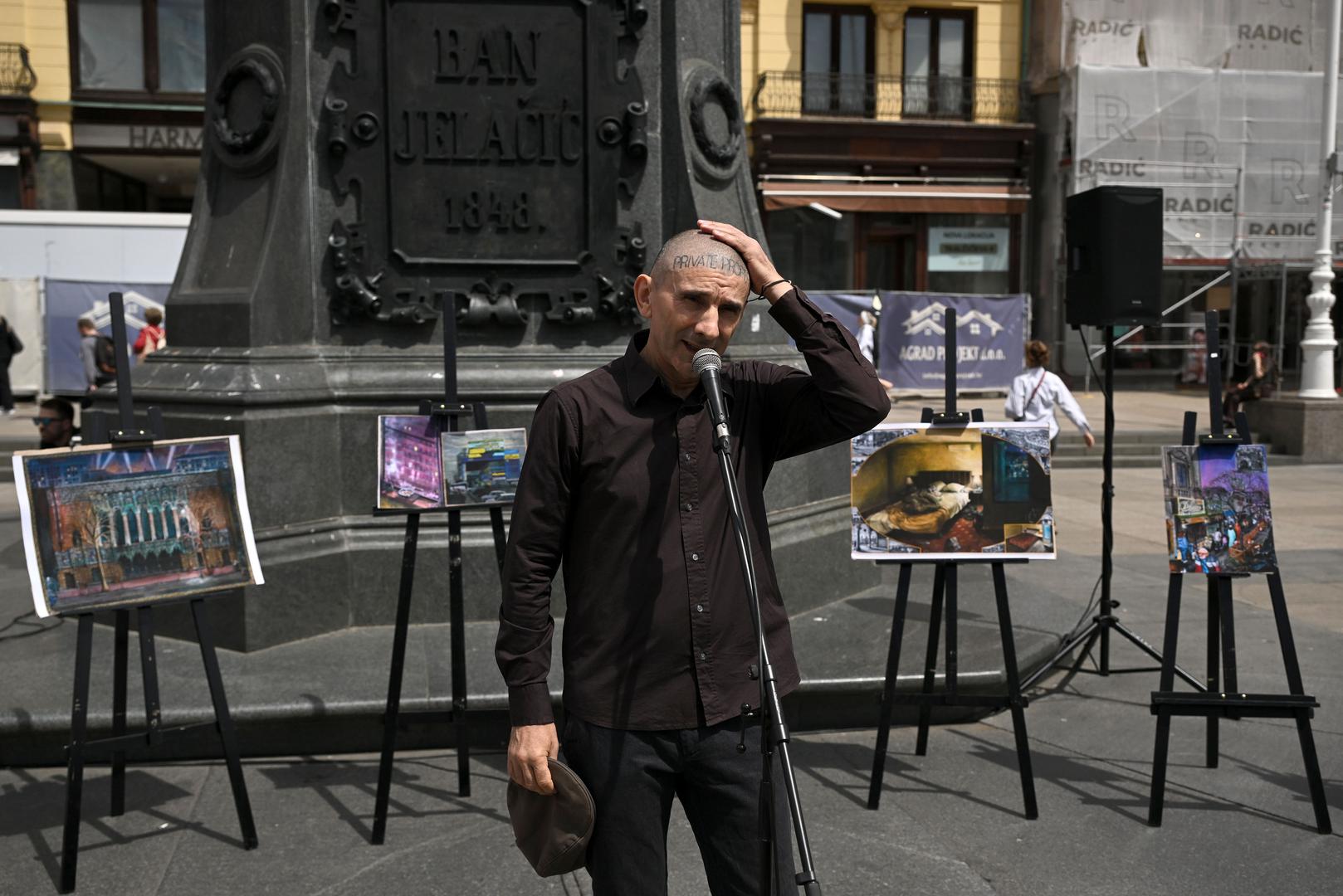 Dodao je Labrović i sljedeće: "Ali ništa nas ne sprječava da u Zagrebu s izabranim radom otvorimo Hrvatski paviljon na 61. venecijanskom Bijenalu. I tako ispravimo Nininu omašku. Hrvatski paviljon sa slikama Stipana Tadića i naslovom “Između Stvarnosti i Introspekcije”. To je prilika i da ljudi koji inače nemaju priliku u jednom dahu prisustvuju performansu Siniše Labrovića, pogledaju slike Stipana Tadića, obiđu Hrvatski paviljon i Bijenale u Veneciji, a time i samu Veneciju. Nije li to jednostavno divno. Tako će Hrvatska, ko nitko dosad i po prvi puta u povijesti – a to je siguran način da se uđe u povijest, biti zemlja s dva paviljona na venecijanskom Bijenalu.'