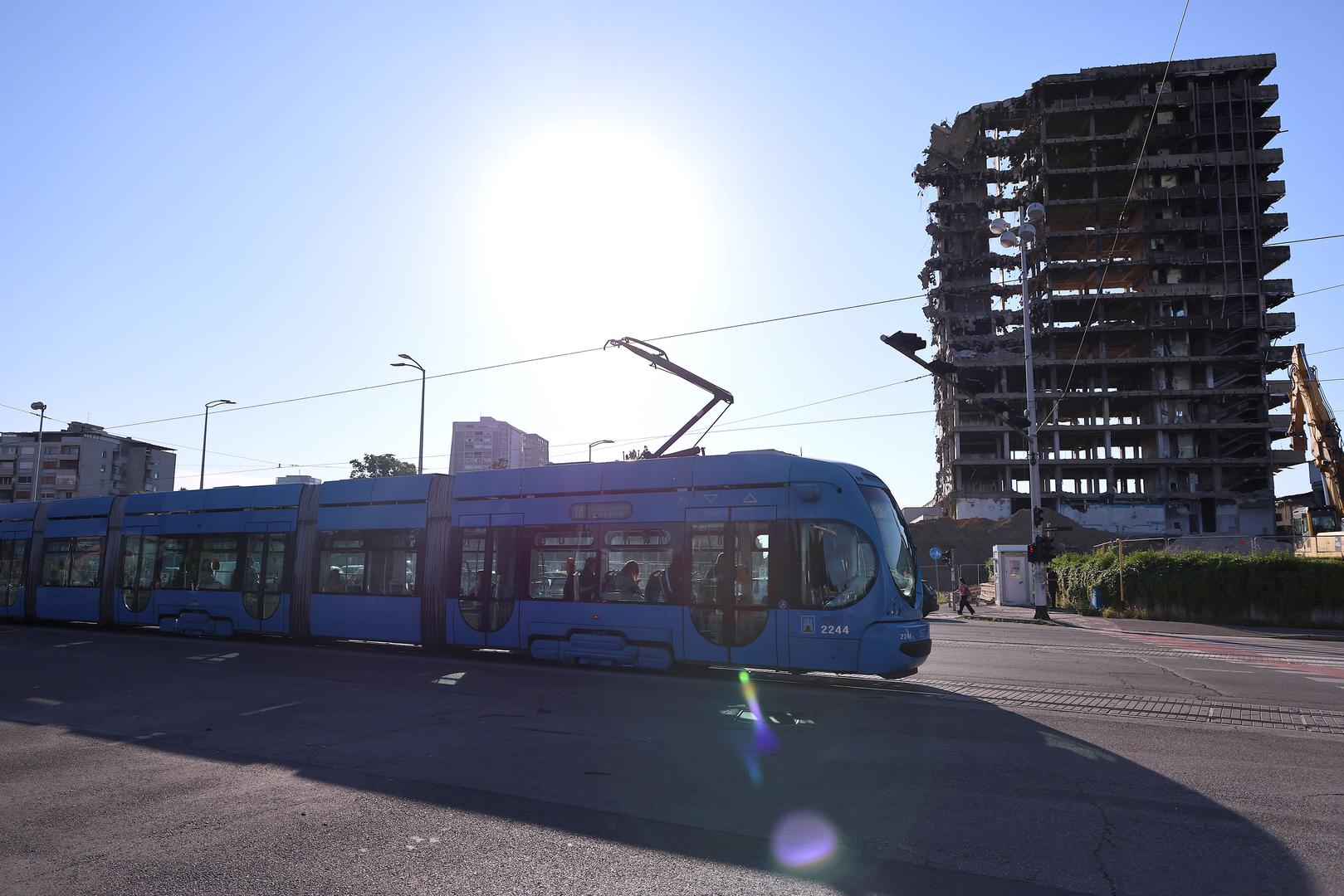 Nova regulacija prometa na jednoj od ključnih prometnici u metropoli gotovo je identična onoj od prije dva mjeseca, zatvoren je južni dio avenije, dok je na njezin sjeverni dio postavljen dvosmjerni promet u dvije trake. Jutros su promet regulirali policija i prometni redari, javio je Pixsellov fotoreporter Patrik Macek. 