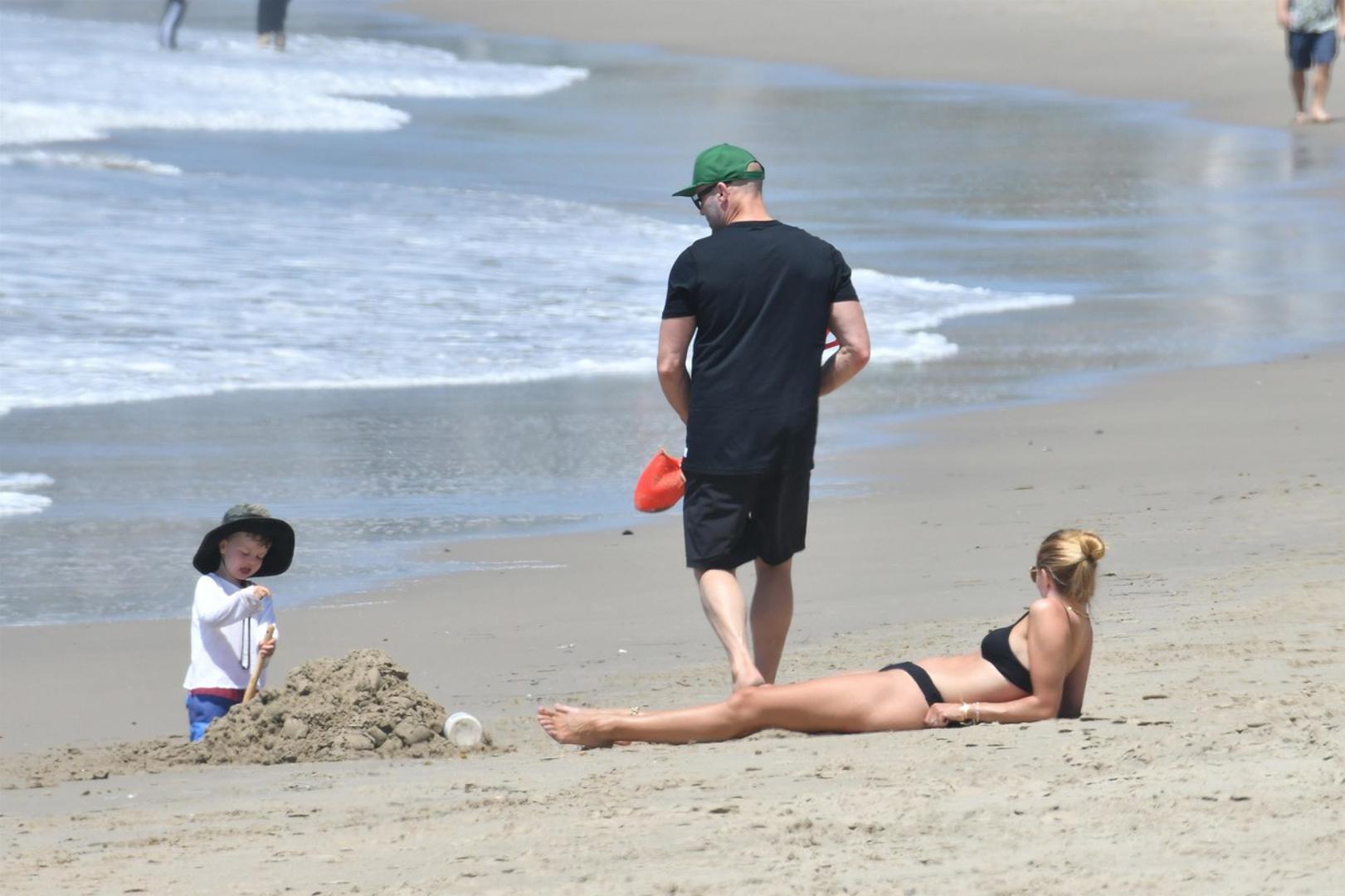 Slavni glumac Jason Statham (53) i njegova zaručnica, model i glumica Rosie Huntington-Whiteley (33) vikend su iskoristili za uživanje na plaži u Malibuu s njihvim dvogodišnjim sinom Jackom. 