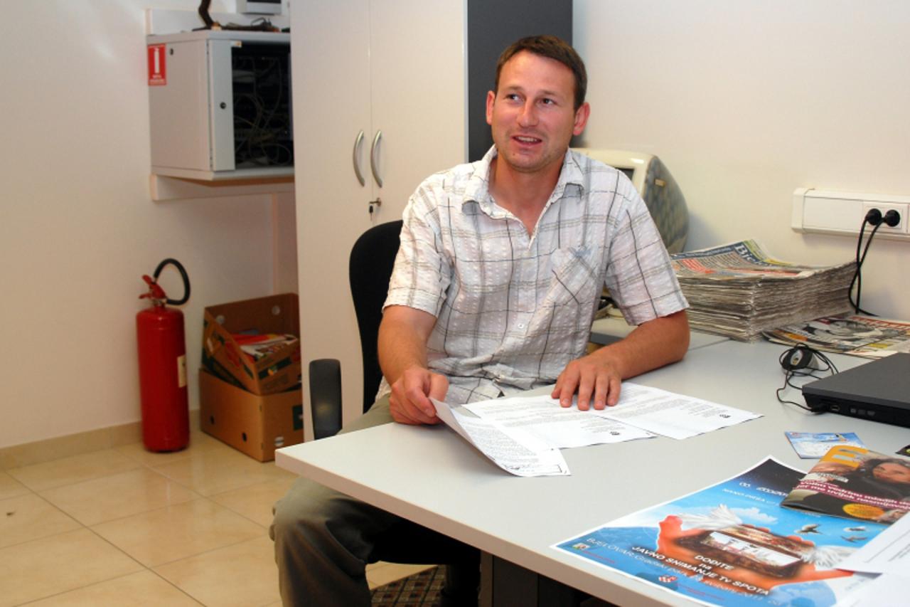 '02.06.2011., Bjelovar - Danijel Kovacec (portret) nacelnik Opcine Kapela ispricao je nezeljenom nasljedstvu koji ja pao na teret opcine. Naime rijec je o farmi pilica kapaciteta 50.000 komada koja je