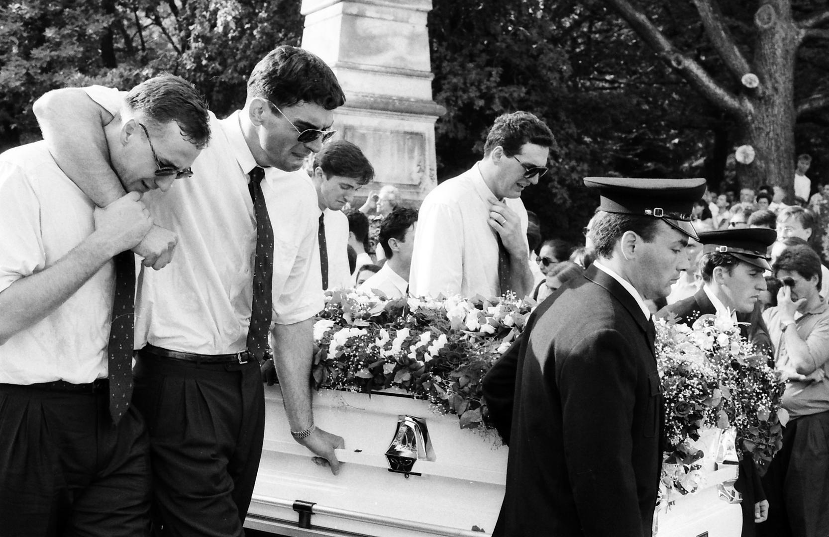Karijeru je počeo sa svega 15 godina kada ga je trener prvoligaškog kluba Šibenke ubacio u igru nakon čega su svi vidjeli koliko je darovit