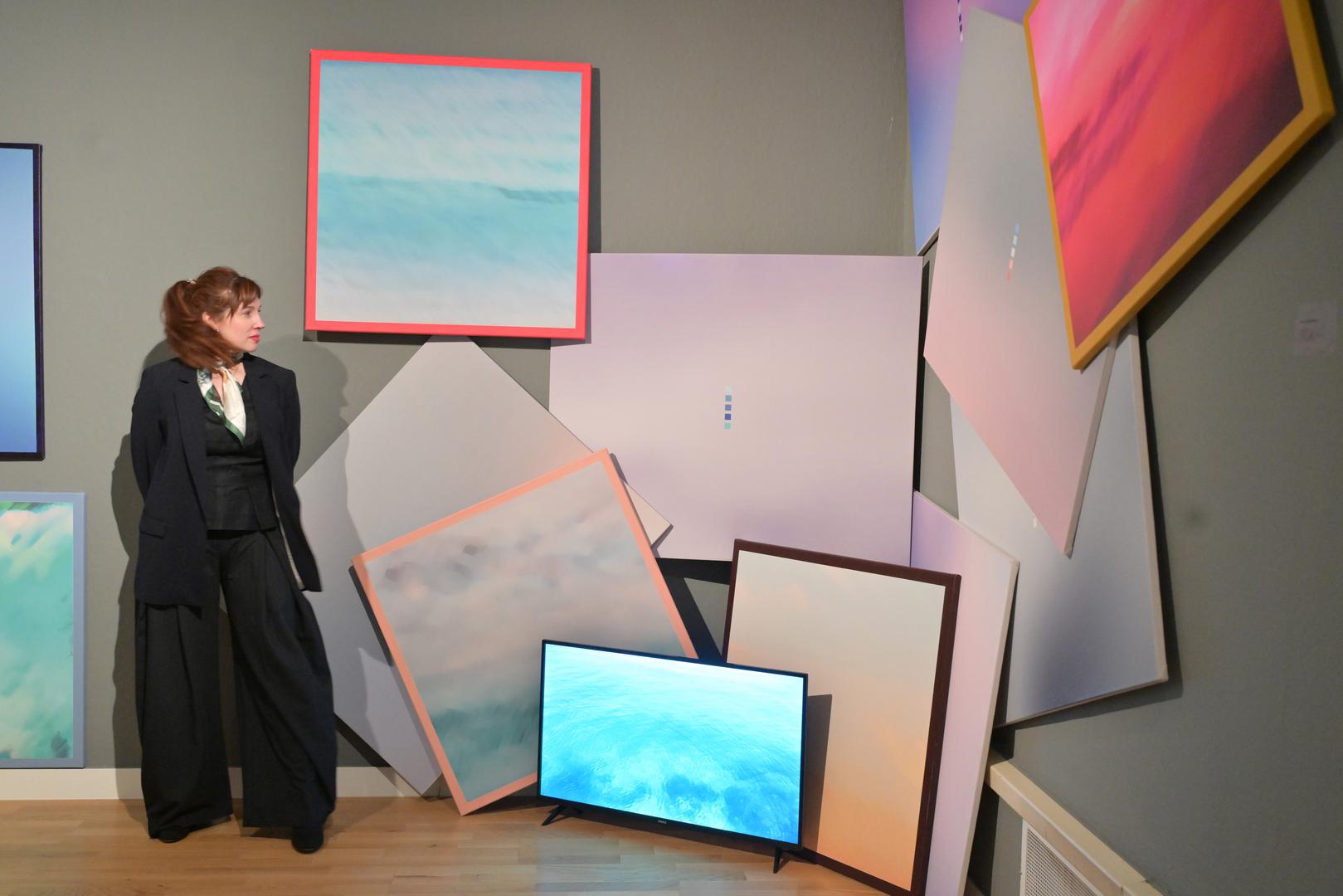 Na licu mjesta zatekli smo i Maju Rožman koja je izložila ciklus radova kojima propituje ideju odmora i konzumerističkog pristupa odmoru. 

- Vidimo fragmente mora i neba, nečega što povezujemo s relaksacijom, međutim lišeno personaliziranog momenta tako da kroz radove pokušavam ironički prikazati kako je danas puno važnije prikazati sliku odmora nego se odmoriti. Kroz spori proces slikanja radim kontrapunkt tim brzim fotografijama koje ljudi lijepe po Instagramu. I sam postav izgleda kaotično i referira se na taj kaos slika koji se pojavljuje u privatnom prostoru koji putem društvenih mreža postaje javan i gdje jedni drugima pokazujemo kako živimo dok istovremeno nitko ne živi - pojasnila je svoj rad i o Bijenalu napomenula kako je njima slikarima jako zanimljivo je na okupu vidjeti što se kroz dvije godine realiziralo ili otvorilo novoga na sceni