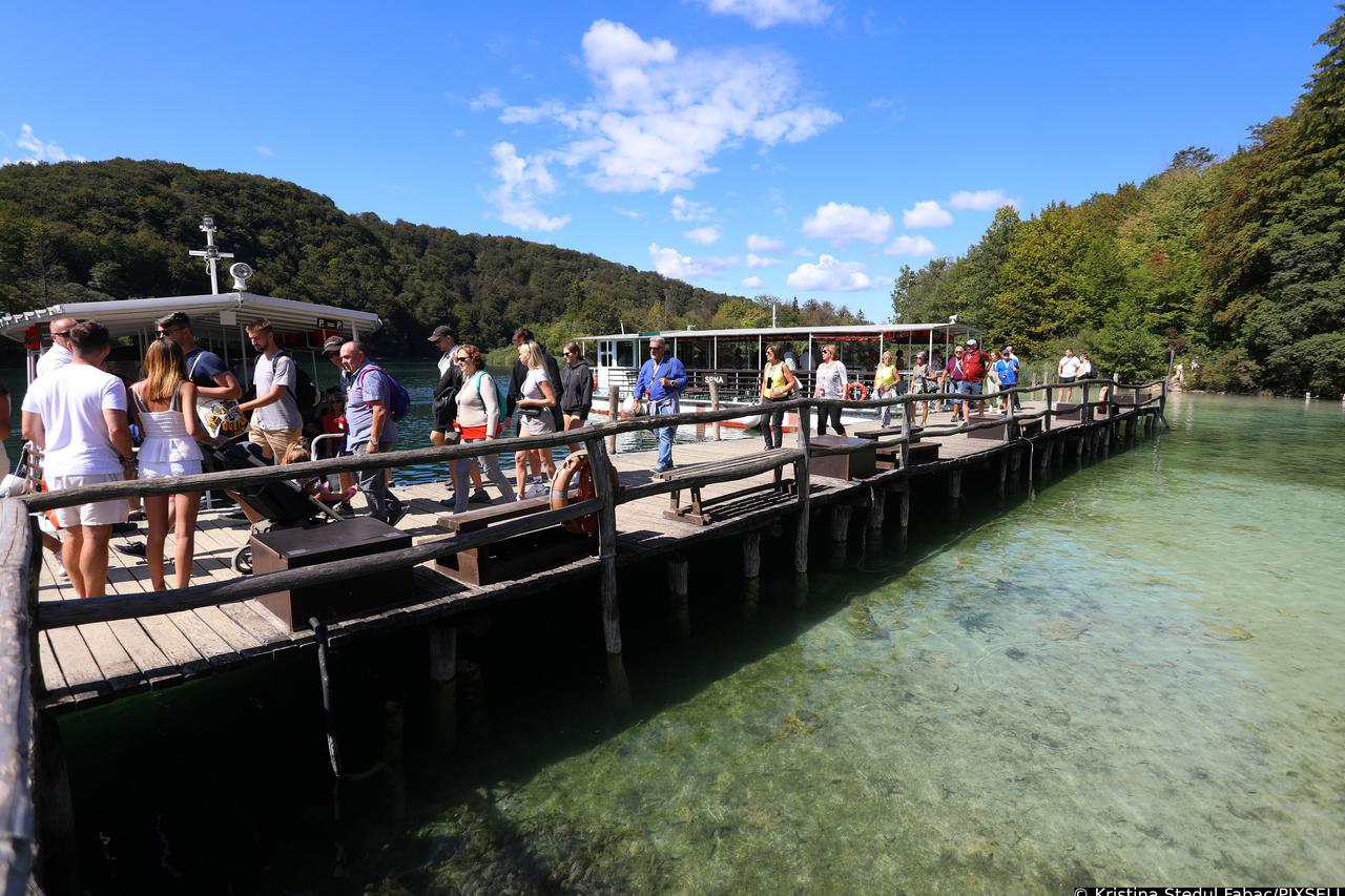 Brojni turisti uživali u toplom i sunčanom vremenu obilazeći Plitvička Jezera