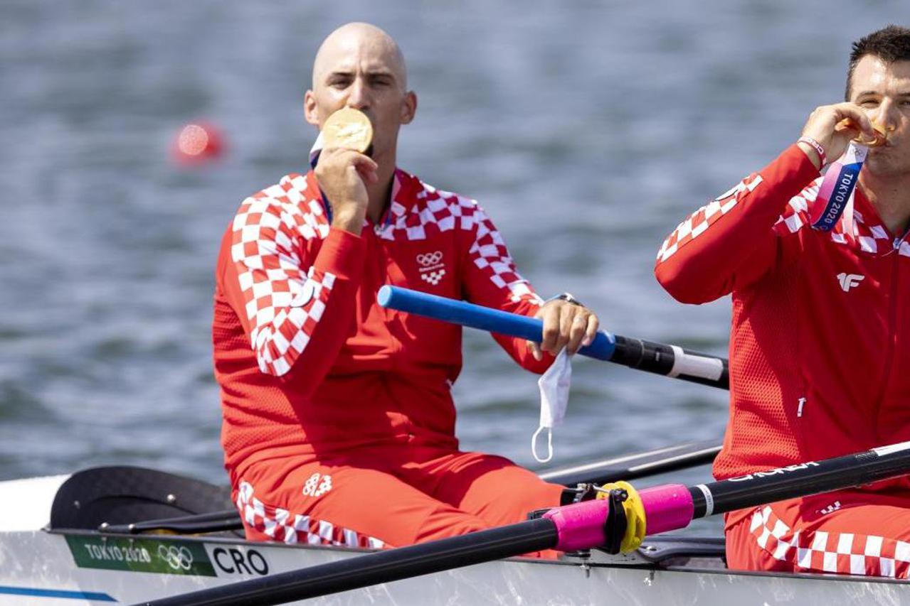 Tokio: Brača Sinković pobijedila u finalnoj utrci dvojac bez kormilara i osvojila zlatnu medalju
