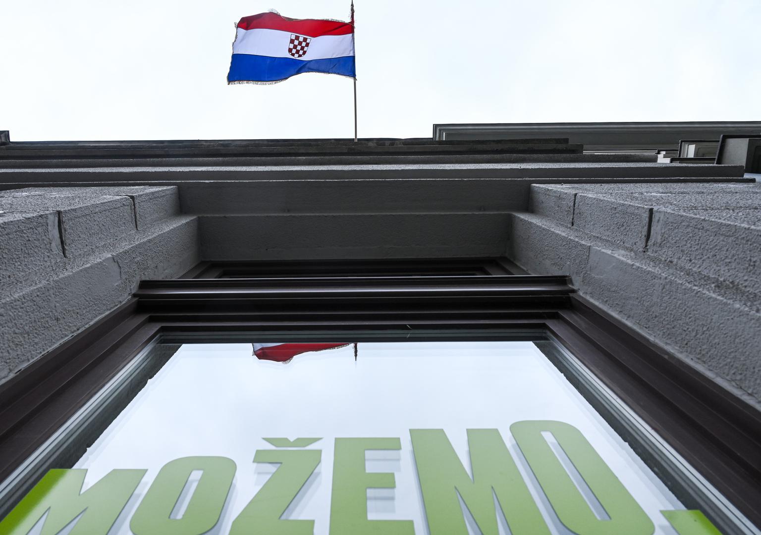 Iznad prostora u kojem se nalazi središnjica stranke Možemo u Ulici kneza Mislava u Zagrebu izvješena je hrvatska zastava s grbom koji počinje bijelim poljem. 