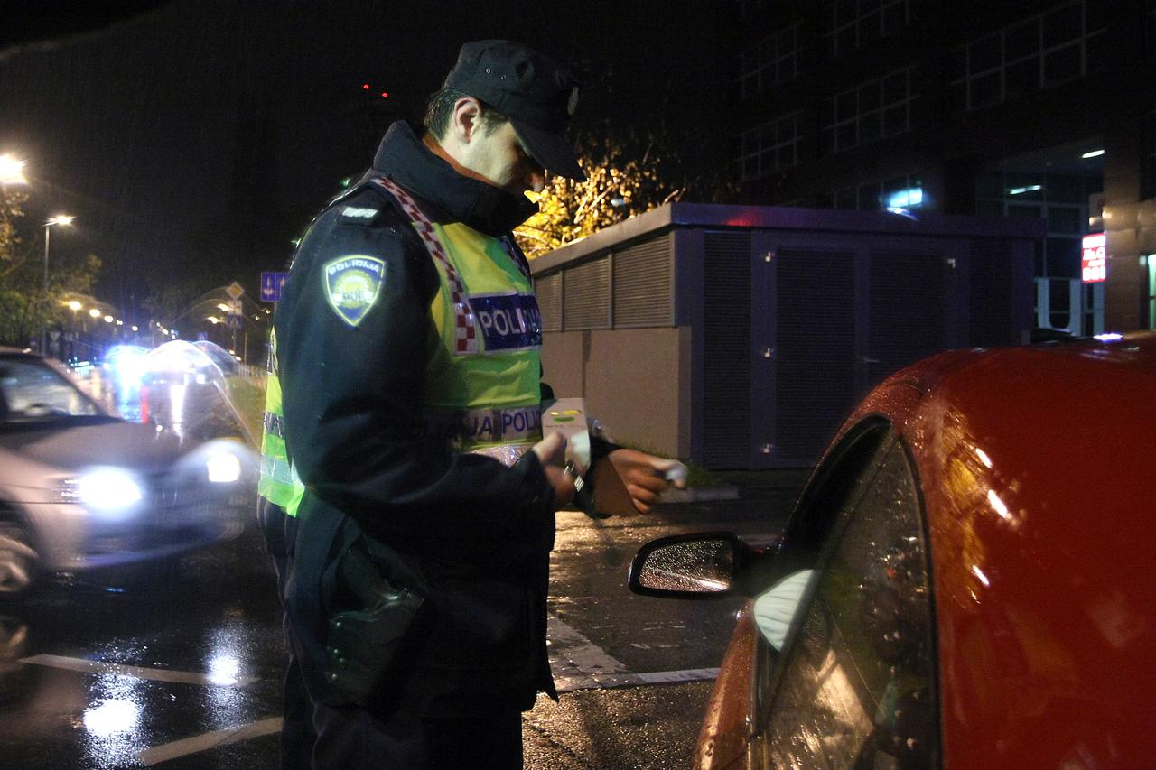 Prometna patrola s policajcima prometne policije koja kontrolira vozace povodom Martinja