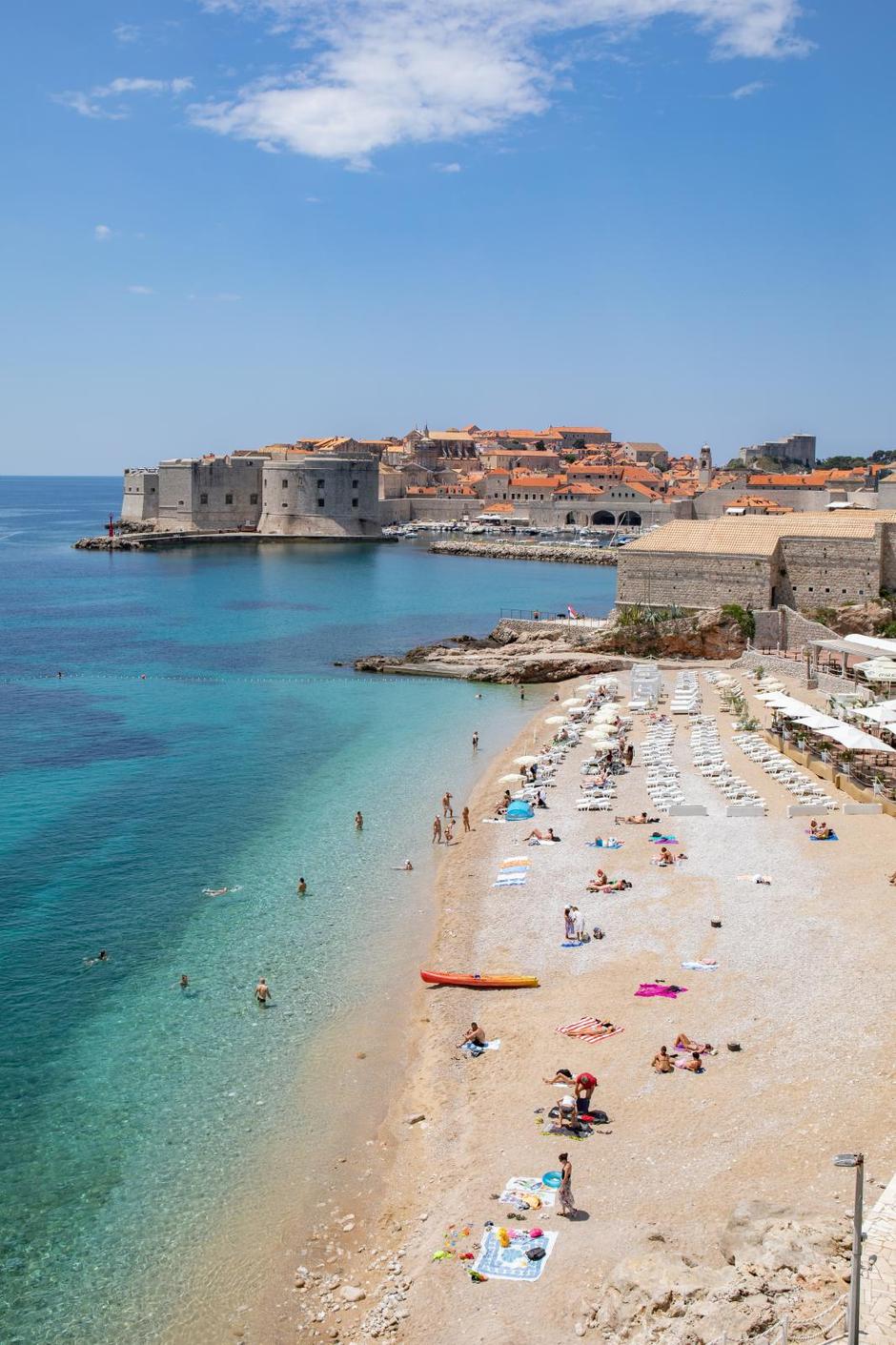Buđenje Dubrovnika uz turiste, jahte i kupače na plaži Banje