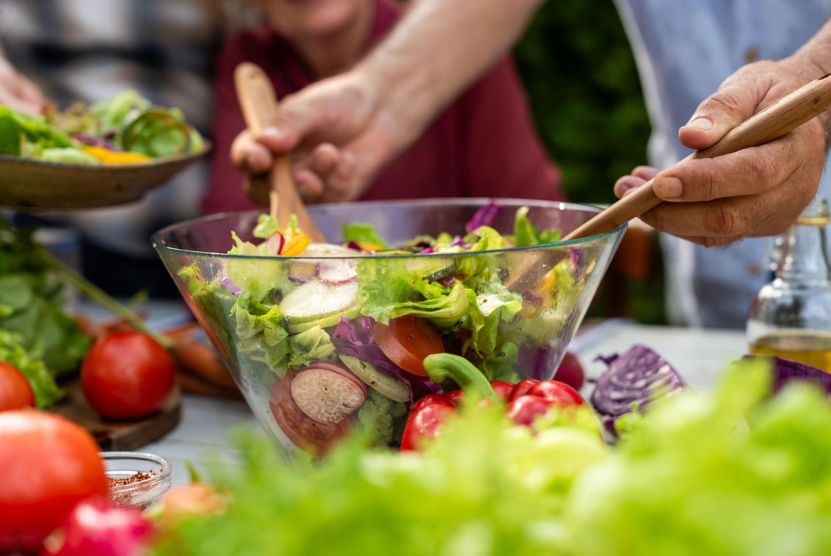 Velike salate i sirovo povrće: Sirovo povrće prepuno je vitamina i minerala, ali ga dio ljudi teže probavlja. Luk, brokula i velike količine lisnatog povrća mogu opteretiti probavni sustav i izazvati osjećaj nadutosti, ponekad i više nego kuhani obrok. U nekim slučajevima kuhanje ili kratka termička obrada povrća mogu pomoći u smanjenju tih tegoba. 