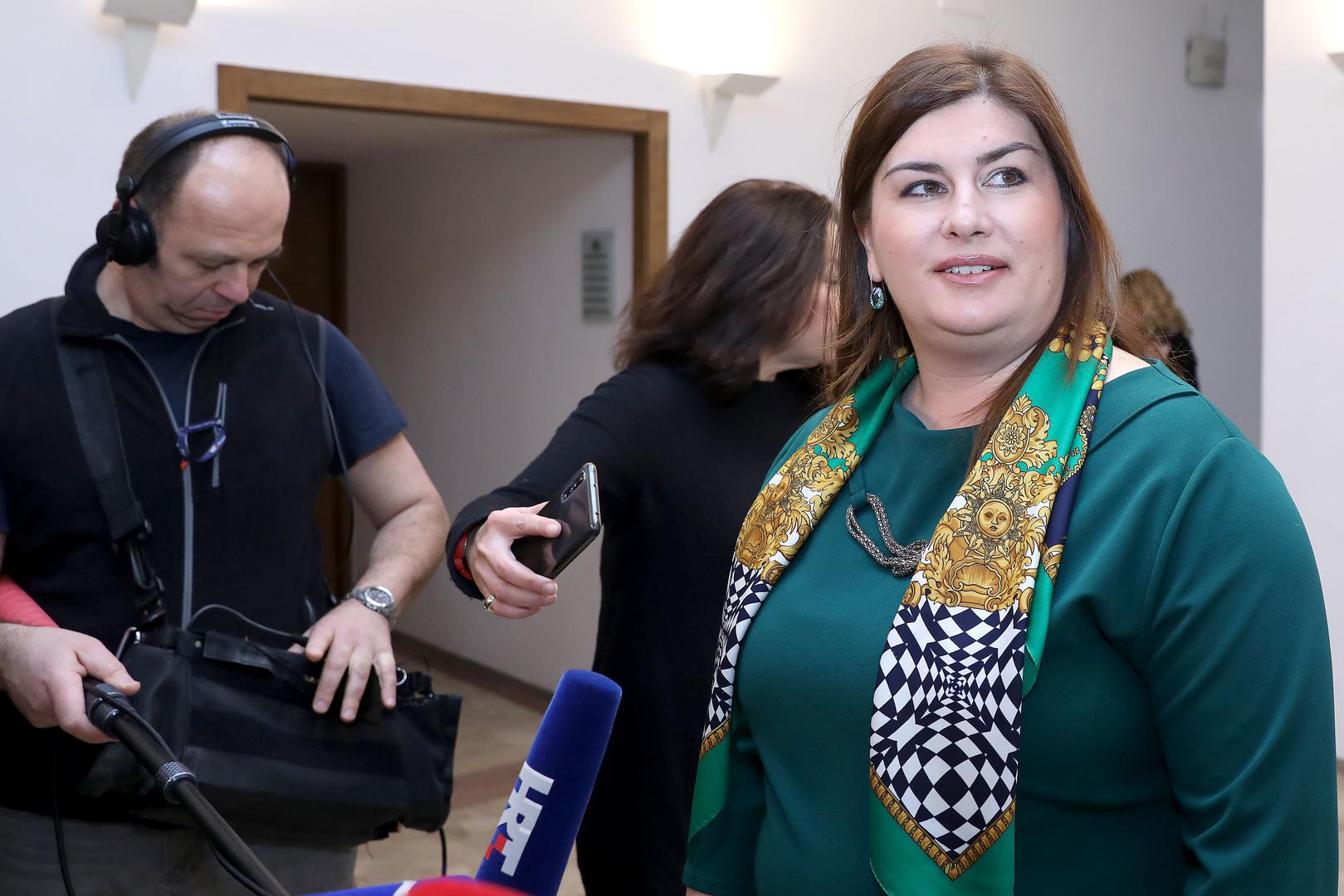 Dodaju da je ovakvim plaćanjem privatnih troškova u ugostiteljskim objektima javnim sredstvima bivša ministrica stekla nepripadnu imovinsku korist od 9.732,35 eura – na štetu fincijskih interesa EU (85 posto) i Republike Hrvatske (15 posto).